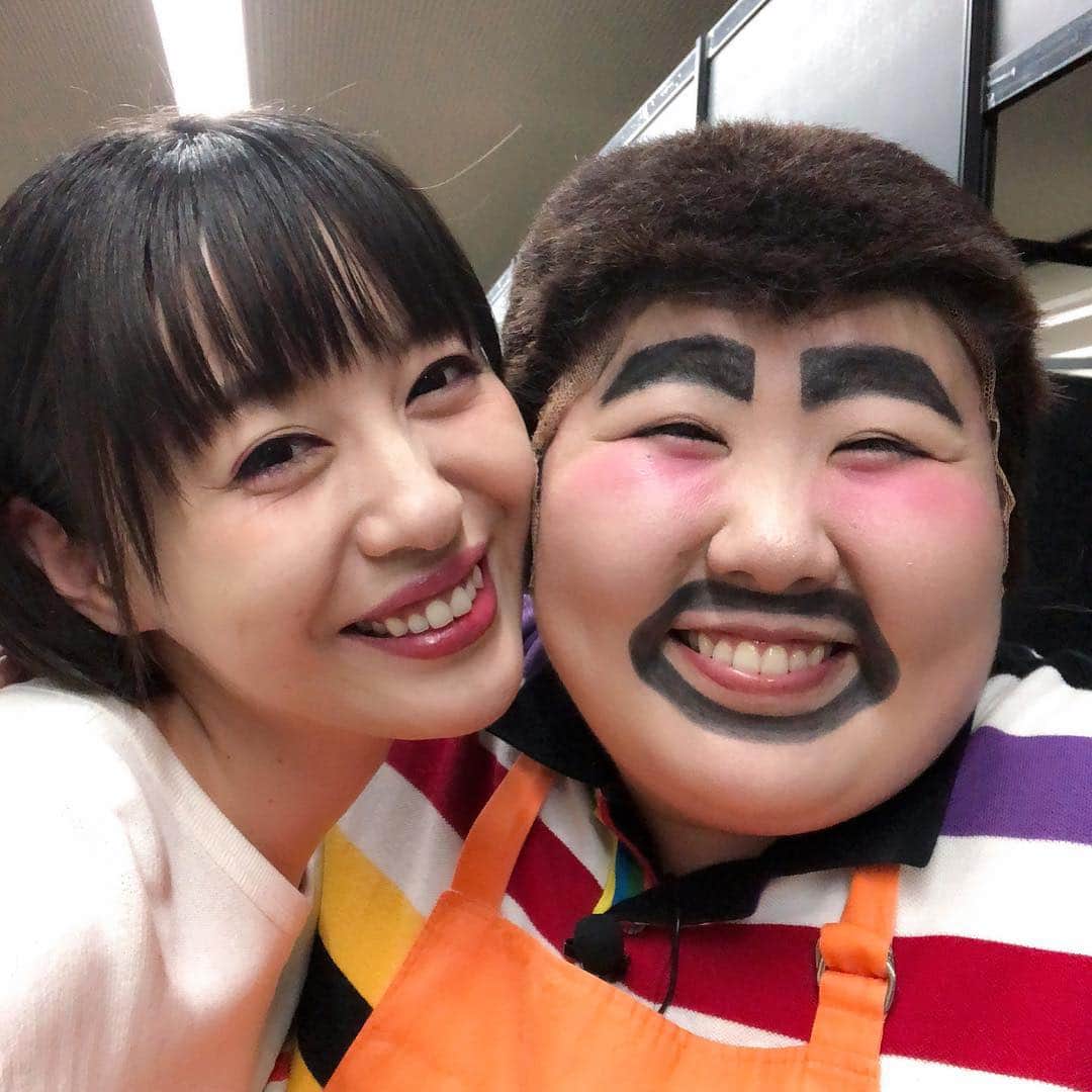 宇都宮まきさんのインスタグラム写真 - (宇都宮まきInstagram)「変なおじさん🐖🐖🐖 おじさん✨同じ時代に産まれて来てくれてありがとう😌💕 また一緒にピルクル飲もぅね🥛 また一緒にアメ村で服買おぅね👖 また一緒に川で仰向けで浮いたりしょぅね🍤 仰向けで浮いた時✨ その外国人ばりのこんなもみあげ→🍙🍘また見せてょね😂💕 まきピー✨初めてそのもみあげを見た時😌💕 まじ感動しちゃった🤗✨ めっちゃいいもの持ってんじゃん☺️ そういうとこ😉大好きだょ😘 🍘🍙🍘🍙🍘🍙 今日からNGKでの座長週🍘🍙 頑張ってね🍙🍘 大好きなおじさん💕💕💕バィバーイ🍙🍘🍙🍘🍙🍘🍙🍘🍙🍘 #藍ちゃんのもみあげは利尻昆布 #利尻昆布だーいすき #ハズキルーペもだーいすき」10月2日 15時55分 - utsunomiyamaki