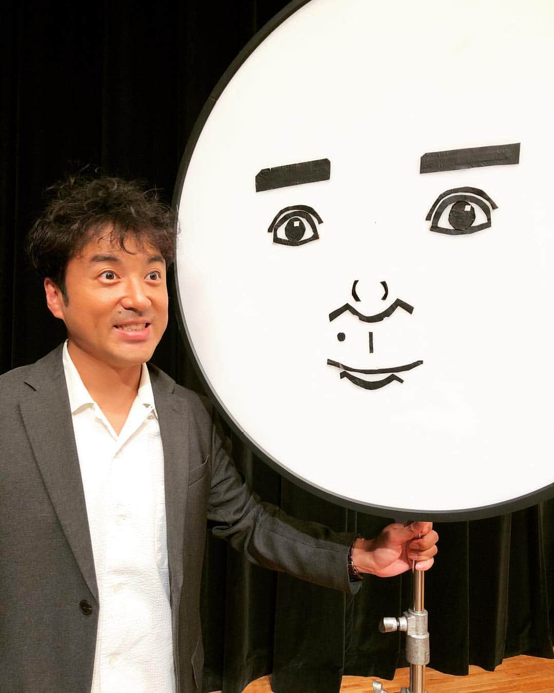 ムロツヨシさんのインスタグラム写真 - (ムロツヨシInstagram)「本日の現場、 照明さんの作品はこちら、 だれだ？、この作品は、だれだ？、」10月2日 14時33分 - murotsuyoshi0123