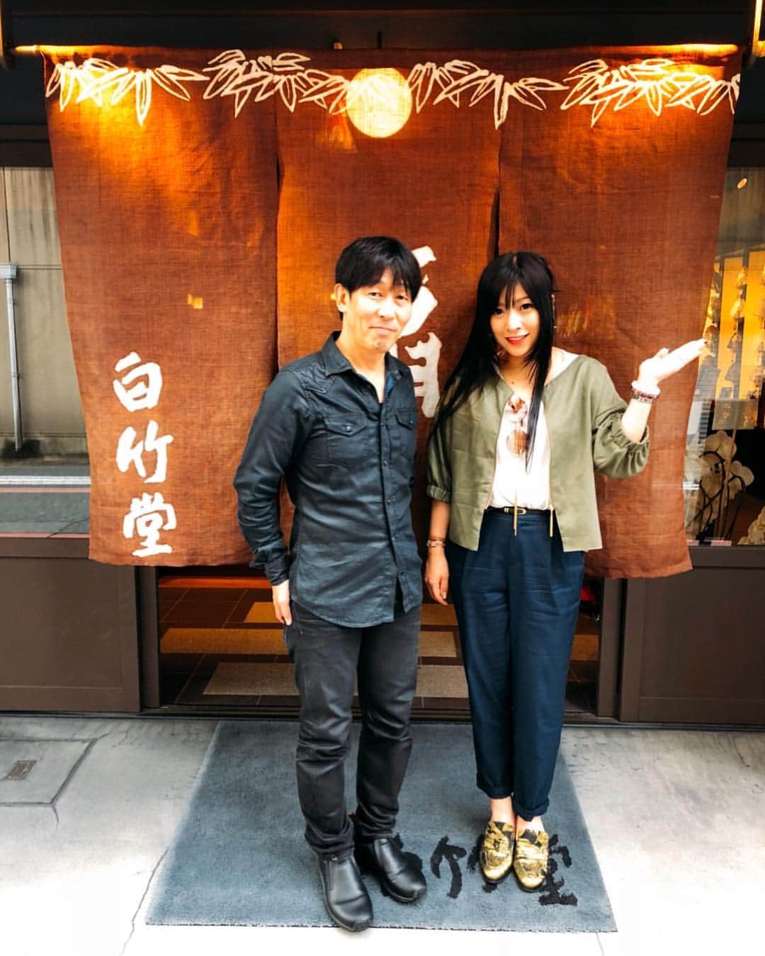 鈴華ゆう子のインスタグラム：「#白竹堂 寄らせていただきました。 山岡社長と。 #扇子 #京都」