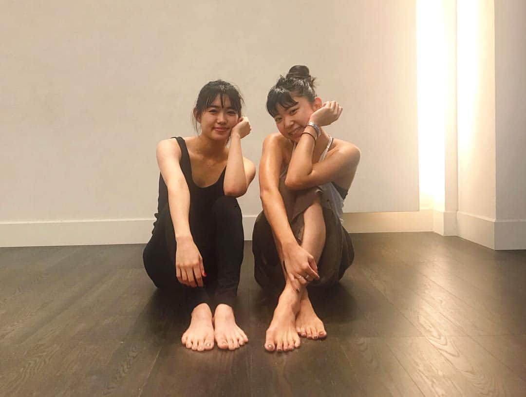 山口乃々華さんのインスタグラム写真 - (山口乃々華Instagram)「ヨガレッスン🧘‍♀️💓 レッスン終わりにはるちゃん先生と！ パーフェクトワールドのカウントダウン写真を気に入ってくれて、#バックハグ写真大募集 に参加してみました😂」10月2日 15時27分 - yamaguchi_nonoka_official