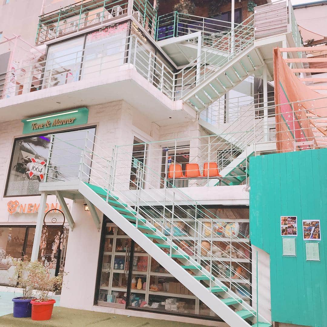 高橋みなみさんのインスタグラム写真 - (高橋みなみInstagram)「Tone&Manner♡ 韓国弘大にあるお店全体が可愛い cafe✨ 韓国にいる間はひたすらにお茶してました笑 お腹タプタプ笑  ベビーピンクにミントグリーンの統一された家具や背景はどこを撮ってもオシャレに写ります！ 少しメイン通りから外れた場所にあるからか、私が行った時はスッとお店に入れてガヤガヤしすぎずいい感じでした🤤 ストローも可愛い！ハート！  #toneandmanner  #弘大  #韓国旅行  #韓国 #trip  #cute  #cafe #love #happy」10月2日 15時24分 - taka37_chan