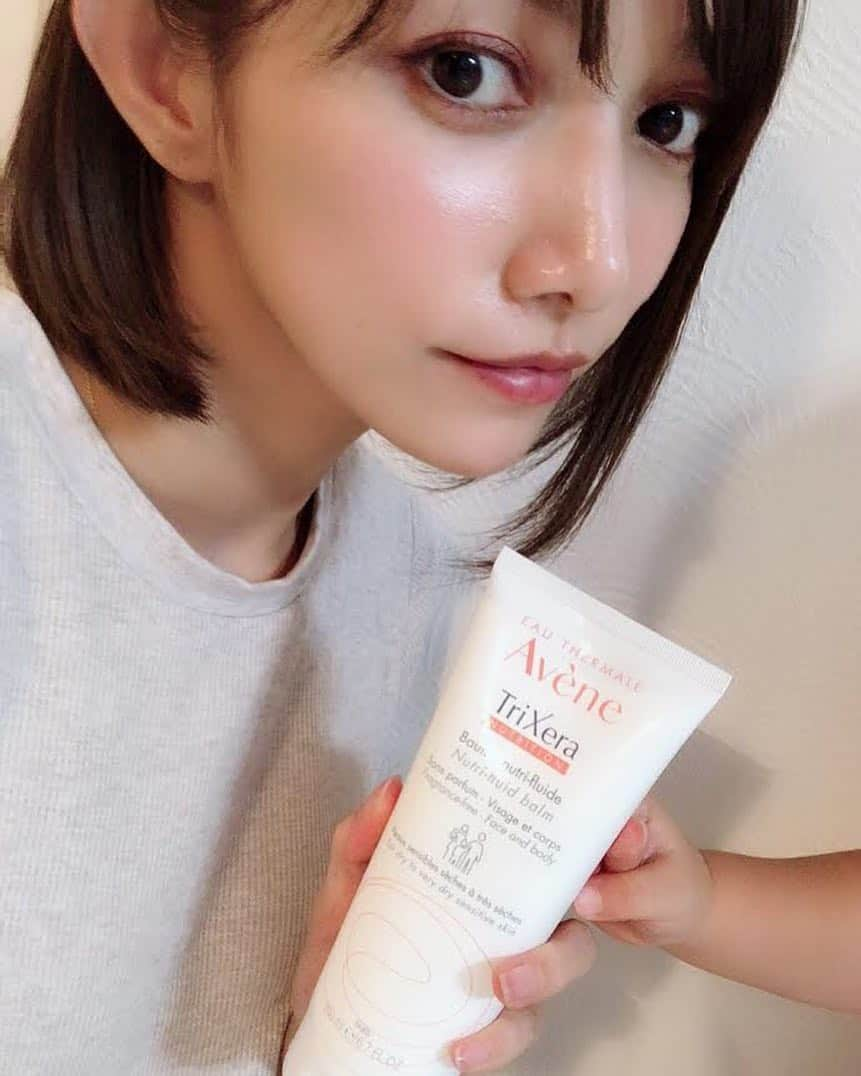 後藤真希さんのインスタグラム写真 - (後藤真希Instagram)「「アベンヌ トリクセラNT フルイドクリーム」は保湿力が高く、ベビーにも使えるから娘と一緒に愛用。これから乾燥する季節、小さい子をもつママにおすすめですよん✨ 写真撮ってると娘の手が出てきた笑  #PR #アベンヌ #アベンヌボディケア #保湿 #家族の時間 @eauthermaleavenejapan」10月2日 15時49分 - goto_maki923