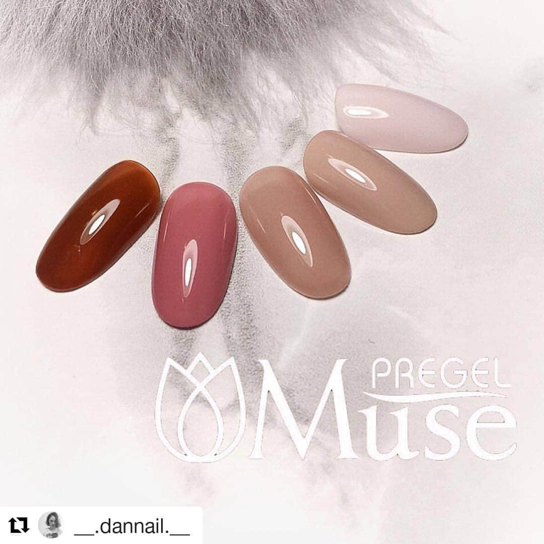 PREGELさんのインスタグラム写真 - (PREGELInstagram)「#Repost @__.dannail.__ (@get_repost) ・・・ ⚜️PREGEL Muse⚜️Debut !! . . . . ついにプリジェルミューズが発売です💖💖 . . . こちらは秋色シアーカラー🍠🍂 . . ニュアンスアートやアニマル柄にも活躍しそうなおしゃれな色合いです☺️🍁 . . . カラー詳細は下記へ☟💕 . . . . プリジェルのその先へ… 言葉は要らない、使えば解る . 3年の眠りからついに目覚めた、 至高ジェル｢プリジェルミューズ｣ついに始動！ 9月30日、第一弾53色デビュー！！ . ｢プリジェルミューズ｣は、 ｢縮まない｣ ｢ノンストレスなレベリング｣ ｢薄塗りも厚塗りも完全硬化｣ ｢もちろん発色もいい｣ . という、プリジェルの更に先を行く 全く新しいカラージェルラインです。 . さらに、プリジェルカラーEXと1:1でミキシングすれば、相乗効果で操作性がさらにパワーアップ！！ . 法定色素のみを使用した 珠玉の化粧品カラー｢プリジェルミューズ｣と 安定基準を満たす多種多様な顔料・素材を用いた ユニークなカラー｢プリムドールミューズ｣の2種展開。 どちらもLED推奨。 . . 2018年9月30日、第一弾53色デビューに続き、 10月のビューティワールドジャパン、そして 11月のネイルエキスポで全200色デビュー予定です！ . . 発売後は、｢プリモール｣や各販売代理店にて お買い求め頂ける予定です。 . . . . . 本当に塗りやすいテクスチャーと発色で、 是非お手に取って使って頂きたいです☺️✨✨ . . 画像使用color✴︎ ✧ꫛꫀꪝ✧PREGEL Muse  左から S057ウーロンティー S056スウィートアーモンド S061レディブラウン S062レディグレージュ S063レディソルティ . #nail #nails  #pregel #秋ネイル #プリジェルミューズ #秋カラー  #おしゃれネイル #シンプルネイル #ワンカラーネイル」10月2日 7時24分 - pregelofficial
