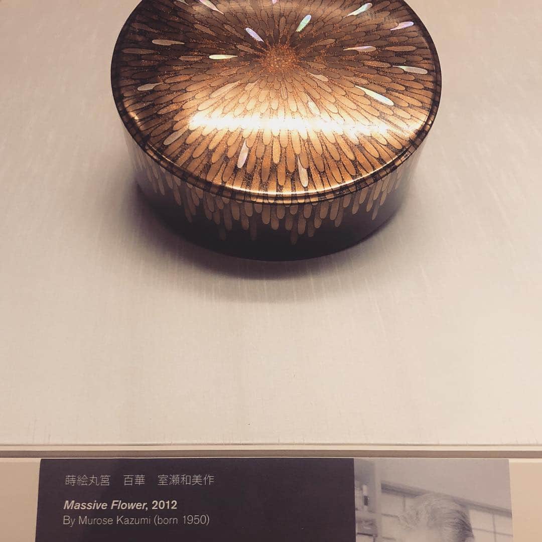 mioさんのインスタグラム写真 - (mioInstagram)「室瀬和美氏の作品が展示されている大英博物館のジャパンギャラリーへ。 美しくて魅入ってしまいます。写真じゃ伝わらないけど、輝きとか細かな技術の素晴らしさを感じることができました。  室瀬和美氏の作品が展示されている大英博物館のジャパンギャラリーへ。 I went to view Mr. Kazumi Murose’s #Urushi /craft works at the #britishmuseum . I was so fascinated by his intricate details that seemed to sparkle and catch the attention of anyone that viewed his craft works. I took photos of his artworks, but the camera doesn’t do justice.」10月2日 7時56分 - mio_harutaka
