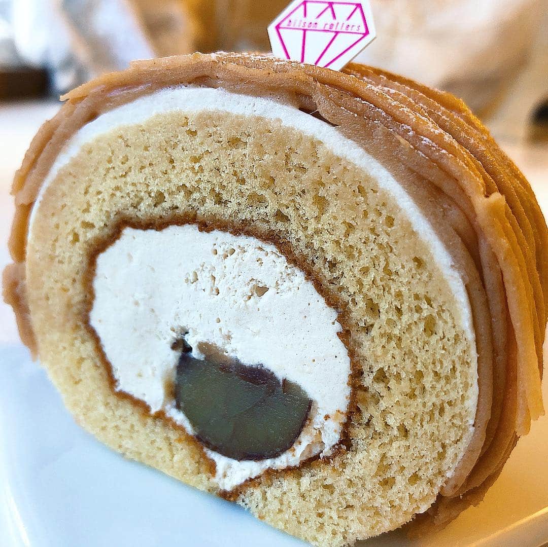 のインスタグラム：「パティスリー「ビルソン ローラーズbilson rollers」モンブランロール ・ ・ 黒みつクリームと渋皮栗、スポンジにはきび砂糖♪ ふわむちっとした食感がいい〜🌰 ・ ・ #モンブラン#マロン#もんぶらん#里井真由美 #さといいね #栗#栗🌰#栗スイーツ#ビルソンローラーズ #bilsonrollers #手みやげ#ギフト」