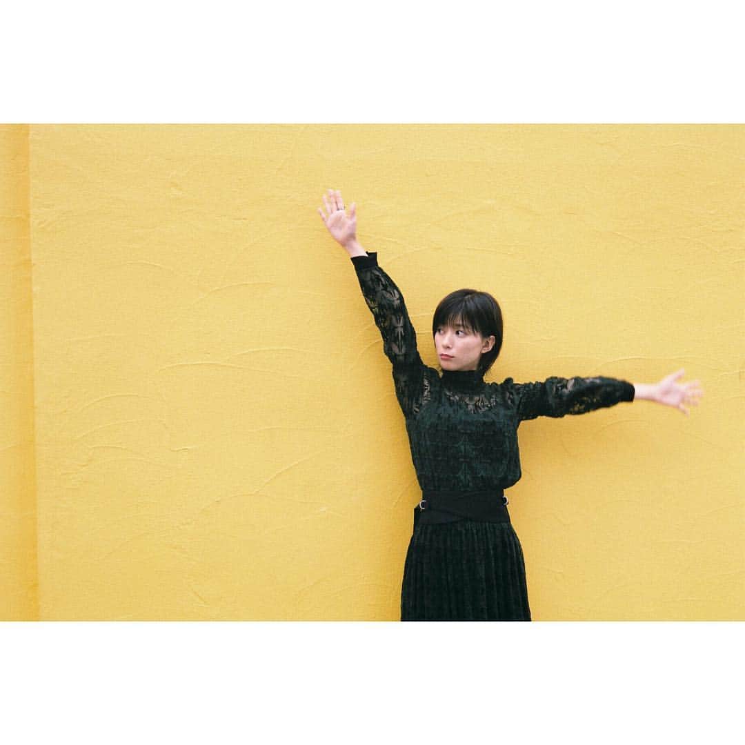 芳根京子さんのインスタグラム写真 - (芳根京子Instagram)「🕺 #film #BLT #発売中です  #好評でうれしい #ありがとうございます☺︎」10月2日 10時36分 - yoshinekyoko