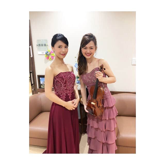 苅谷なつみ*安藤千紗都さんのインスタグラム写真 - (苅谷なつみ*安藤千紗都Instagram)「先日、3周年記念でコンサートをさせていただいた老人ホームさんにて♡ 秋ということで、ドレスこんな感じになりました♪ . 本当に温かい空気の中での演奏、幸せでした。ありがとうございましたっ💓 #duoaile#violin#piano#concert#dress#red」10月2日 10時46分 - duo_aile
