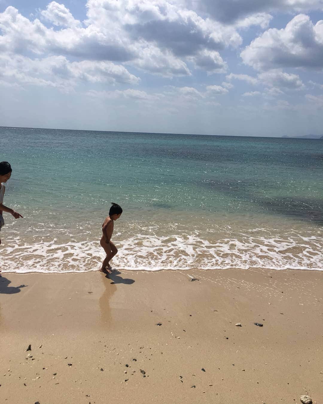佐藤寛子さんのインスタグラム写真 - (佐藤寛子Instagram)「奄美の美しい海に、なぜか全裸になる息子。  #奄美#全裸#息子#海」10月2日 11時19分 - memeco.s