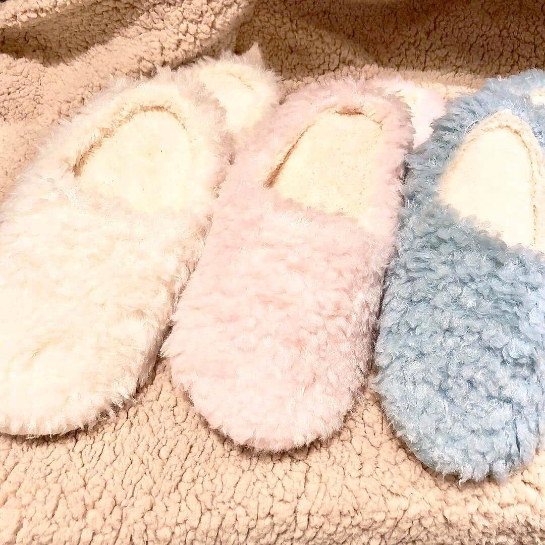 3COINSさんのインスタグラム写真 - (3COINSInstagram)「✨NEWスリッパ入荷！✨ . ◇ダウンスリッパ ￥500+TAX ◇起毛チェックボアスリッパ ◇先染めチェックスリッパ ◇編み立てルームシューズ ◇プードルボアルームシューズ 各￥300+TAX . 朝晩は冷えが気になり始めてきましたね…！ スリッパが活躍すらふ季節になって参りました！ . 今週は新作スリッパが豊富に入荷しております！ なかでも目をひくダウンスリッパは今年大注目です♪ ダウンなので中にはしっかり羽毛が入っていますよ！これで真冬までしっかりあったかですね！ 末端冷え性にはうれしいアイテムです…！ . ぜひチェックしてみて下さいね☆ . @3coins_bellutsunomiya.tomomi  @3coins_makuhari.junko . . ※店舗により品揃え・在庫が異なります。 取り置き・取り寄せは行っておりません。ご了承ください。 . #3COINS #スリーコインズ #スリコ #スリッパ #slippers #新商品 #new #ダウン #ボア #チェック #秋冬 #防寒 #インテリア #interior #あったか #プチプラ」10月2日 12時40分 - 3coins_official