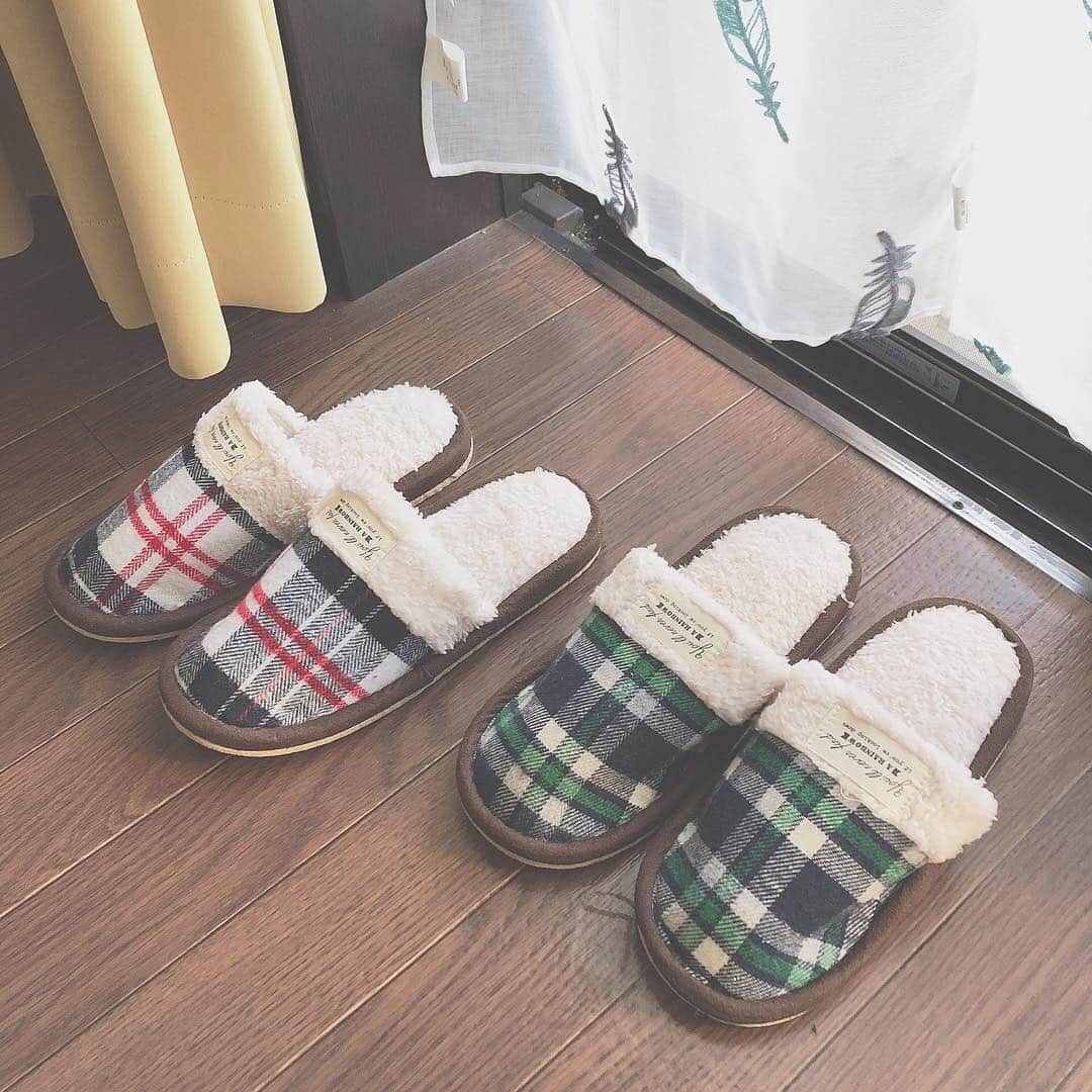 3COINSさんのインスタグラム写真 - (3COINSInstagram)「✨NEWスリッパ入荷！✨ . ◇ダウンスリッパ ￥500+TAX ◇起毛チェックボアスリッパ ◇先染めチェックスリッパ ◇編み立てルームシューズ ◇プードルボアルームシューズ 各￥300+TAX . 朝晩は冷えが気になり始めてきましたね…！ スリッパが活躍すらふ季節になって参りました！ . 今週は新作スリッパが豊富に入荷しております！ なかでも目をひくダウンスリッパは今年大注目です♪ ダウンなので中にはしっかり羽毛が入っていますよ！これで真冬までしっかりあったかですね！ 末端冷え性にはうれしいアイテムです…！ . ぜひチェックしてみて下さいね☆ . @3coins_bellutsunomiya.tomomi  @3coins_makuhari.junko . . ※店舗により品揃え・在庫が異なります。 取り置き・取り寄せは行っておりません。ご了承ください。 . #3COINS #スリーコインズ #スリコ #スリッパ #slippers #新商品 #new #ダウン #ボア #チェック #秋冬 #防寒 #インテリア #interior #あったか #プチプラ」10月2日 12時40分 - 3coins_official