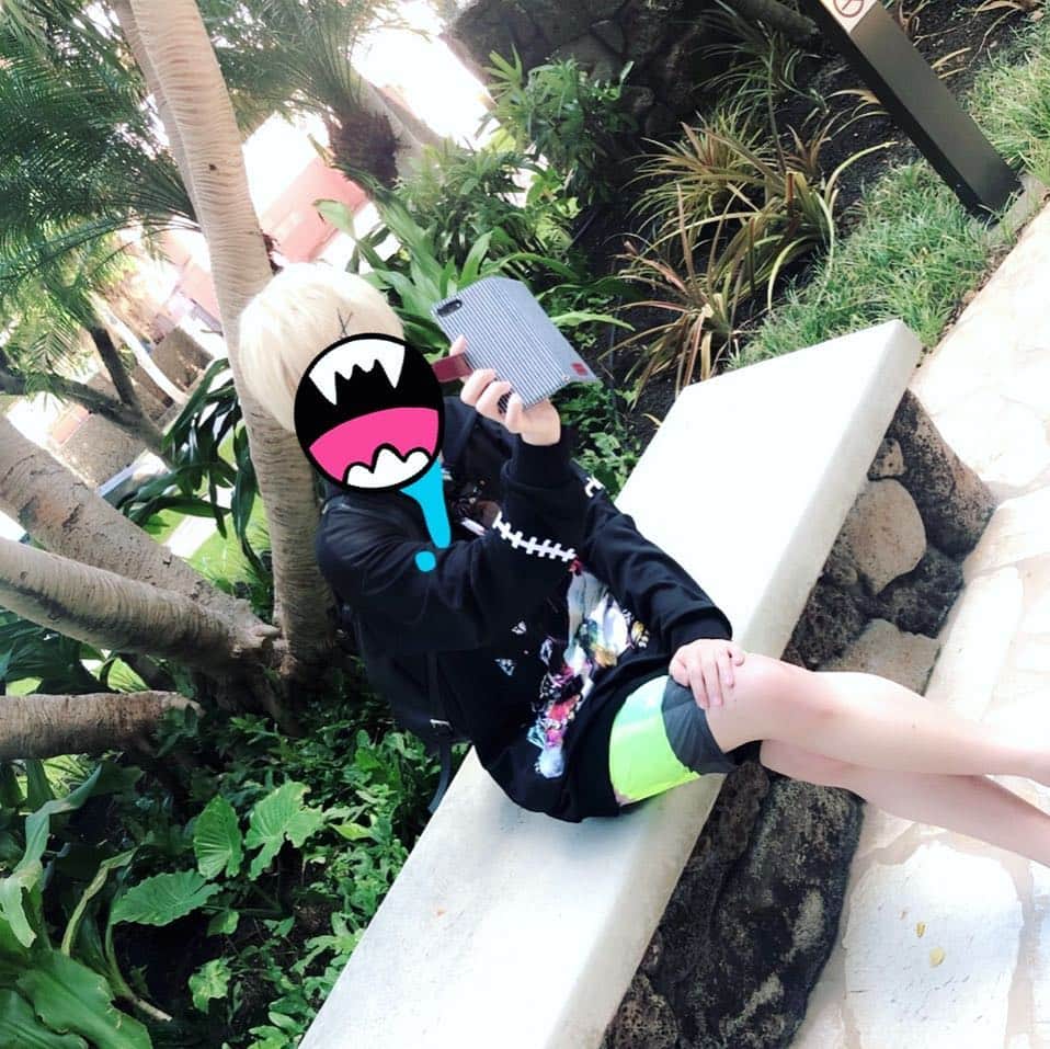 まふまふのインスタグラム：「ハワイ  自撮りしてたら撮られた恥ずかしいやつ  よく見ると足に蚊がとまってた #ハワイ #まふまふ #蚊」