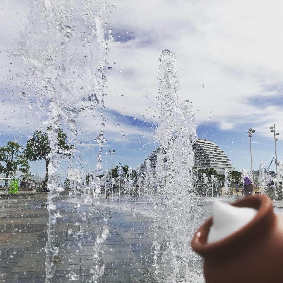 神戸フランツ 公式＠お中元はコミュニケーションのインスタグラム：「​最近少し寒くなってきたので夏の終わりの思い出に浸る。#メリケンパーク の噴水広場。噴水をリニューアルした広場で子供たちが夏休みを満喫。はしゃぐ子供達と青空のコンストラストが夏の終わりを告げる様な。今年の夏はもう終わりましたがまた来年もこの噴水に涼みに来ようかな。リアルタイムじゃないけれど、写真を整理していたら出てきたので『夏の終わり』。太陽と海と噴水と...そんな神戸の日常の一コマ。  #神戸フランツ #壷プリン #壺プリン #神戸魔法の壷プリン #神戸ポートタワー #メリケン波止場 #神戸港 #神戸魔法の壷プリン #観光 #frantz #kobefrantz #神戸 #お土産 #神戸フランツ魔法の壺プリン #神戸魔法の壷ぷりん #神戸セレクション #プリン #ぷりん #モンドセレクション #傾いてるのはご愛嬌 #神戶魔法壺布丁 #魔法壺布丁 #神戶 #프란츠 #고베 #고베프란츠 #kobe #神戸ブランド #frantzgram」