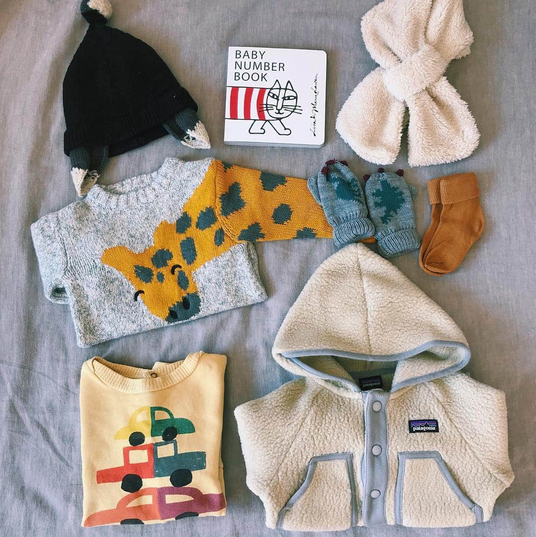 あまのまりのインスタグラム：「冬は小物がかわいい👕👖☃️ 生まれて初めての秋🍁子供のニットかわいすぎる👶 9ヶ月検診で77㎝、11kgでした。でっかい。笑 おもたい。笑 はやくさむくなってほしかったりする😹 広げて、眺めて、しまう。くりかえす。笑 わたしは昔からしぶ〜〜いカラシ色がすきです。笑 #9months #babyboy #ふゆふく」