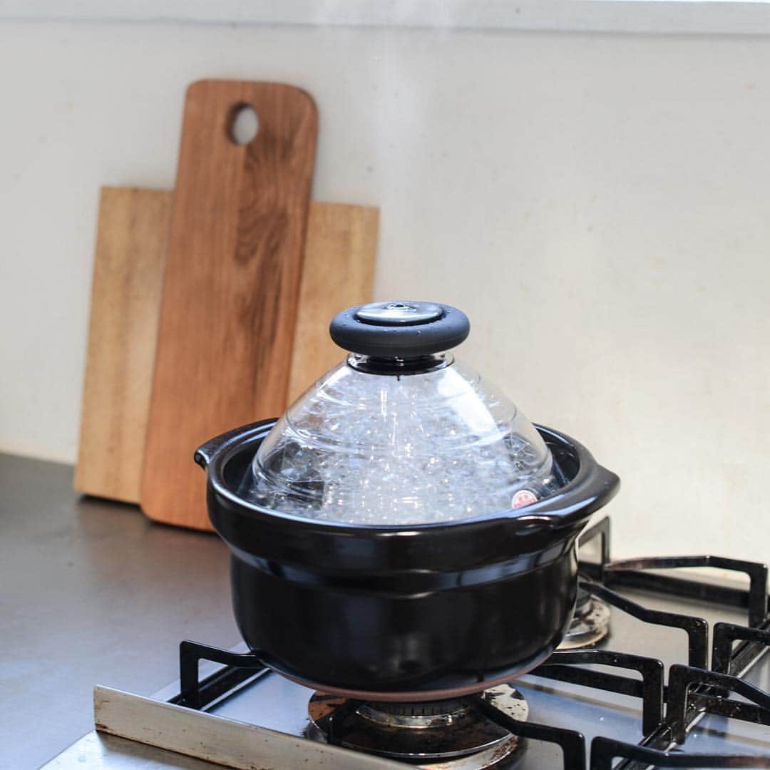 北欧、暮らしの道具店さんのインスタグラム写真 - (北欧、暮らしの道具店Instagram)「とびきりおいしいごはんがカンタンに炊ける土鍋が、HARIOから再入荷しました♪ . 新米をより美味しく食べれます◎ . 普通の土鍋で炊くときのように、火加減を調節しなくてもいいのが嬉しいポイント！吹きこぼれも起きにくくいデザインになっています。 . ガラスのフタからは中が見え、ホイッスルつきのフタが沸騰すると鳴って知らせてくれます！ . お米を炊くのはもちろん、野菜やお肉を蒸すのにもぴったり。 - - - - - - - - - - - - HARIO/ハリオ/炊飯用土鍋(１合用・３合用) ▶お買いものは写真内のタグをタップ！　またはプロフィールのリンクからどうぞ→@hokuoh_kurashi ・ 🎁「クラシ手帳2019」プレゼントキャンペーン実施中！　当店でお買いものいただいた方に、当店オリジナルの手帳を無料でお届けいたします。 ・ ▶プロフィール画面の「ショップ」ボタンからも、お買いものいただける商品がご覧いただけますよ→@hokuoh_kurashi ・ #kitchen#kitchendesign#kitchenware#food#foodstagram#rice#ricecooker#nabe#HARIO#土鍋#ごはん#ハリオ#炊飯#かんたんごはん#ディナー#蒸し器#今日のごはん#シンプル#シンプルライフ#シンプルデザイン#暮らしを楽しむ#日々の暮らし#北欧#暮らし#北欧暮らしの道具店」10月2日 13時36分 - hokuoh_kurashi