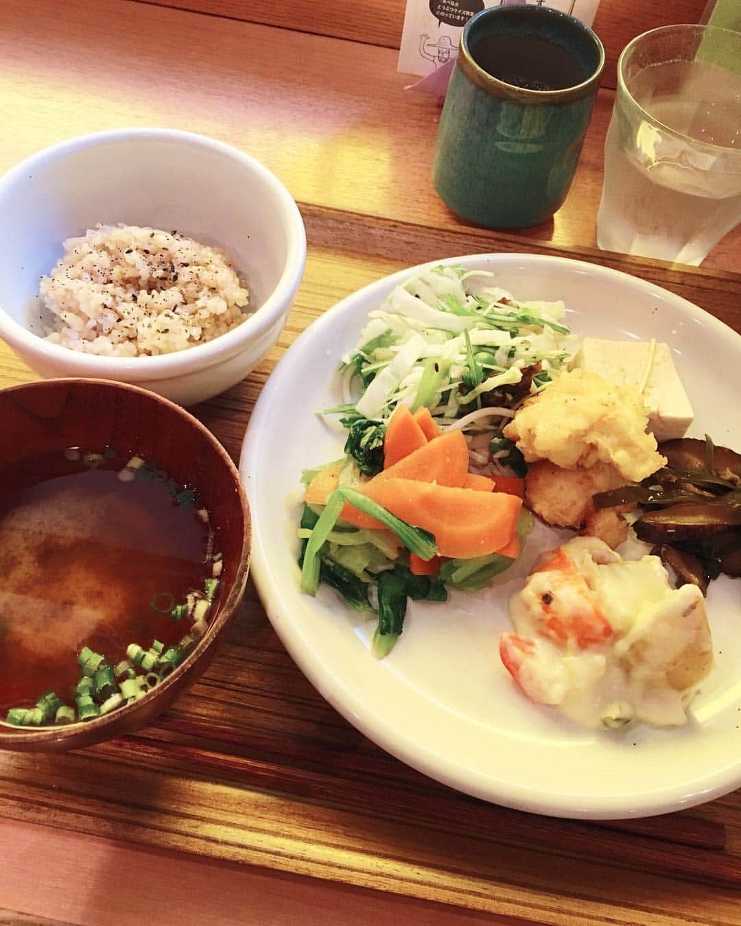 高橋里奈さんのインスタグラム写真 - (高橋里奈Instagram)「おひるごはん🍚 お昼は表参道のクレヨンハウスで玄米と野菜をお腹いっぱい食べる😊 元気が出た♡ #クレヨンハウス #オーガニック #体が喜ぶ」10月2日 13時39分 - rina.takahashi_