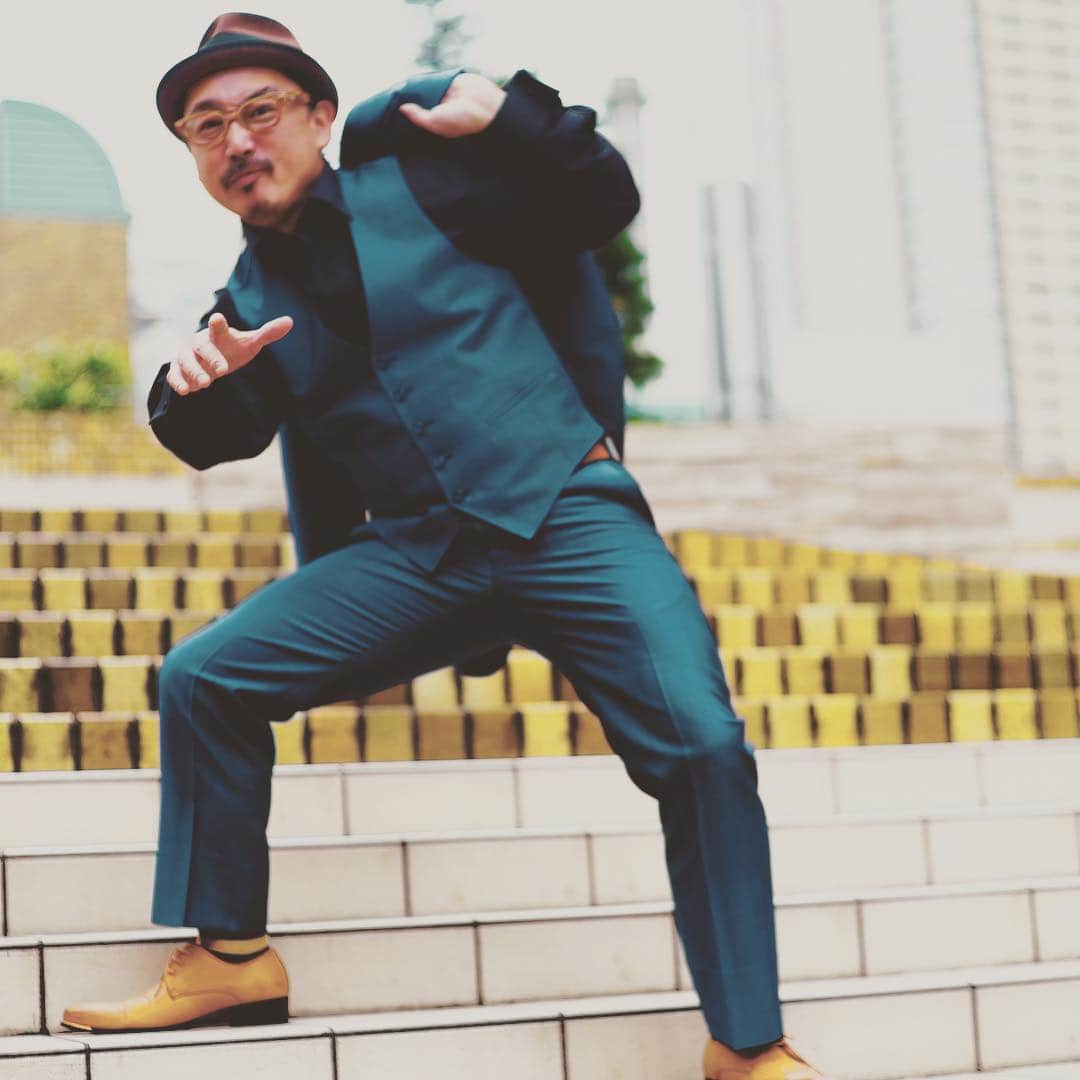 のインスタグラム：「お誕生日おめでとう、俺。 43歳になってしまいました。  18歳の時に想像してた43歳の自分とは、程遠いですが、これはこれで楽しいから、良しとしよう。  44歳になる為に、準備します。  ロッケンロー♪」