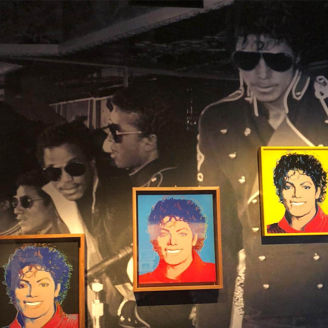 mioさんのインスタグラム写真 - (mioInstagram)「. #Nationalportraitgellery での#michaeljacksononthewall へ。 I’m so excited 🎶 MIO HARUTAKAには"Black or White"というリングがあります。 そう、Michaelのあの歌からインスパイアされたのでした▪️▫️ @nationalportraitgallery is showcasing the @michaeljackson on the wall portraits. Mio Harutaka has a ring names “Black or White” which was inspired by MIchaels song with the same title▪️▫️」10月2日 13時45分 - mio_harutaka