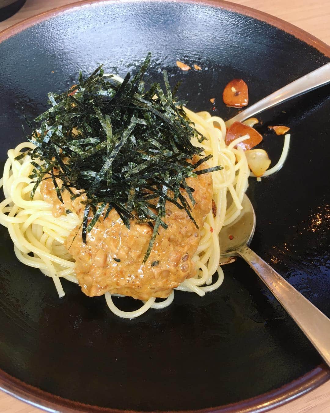 三好ジェームスのインスタグラム：「らるきいのぺぺ納豆とたらこ青じそ！  どっちも旨ーい！ 添えたガーリックトーストも美味しい！ ちーちゃんありがとう😊  #らるきい#ぺぺ納豆#たらこ青じそ#福岡パスタ#パスタ#福岡グルメ#福岡#絶品」