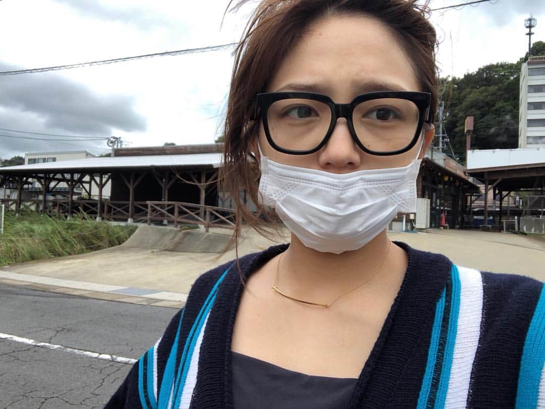 川口春奈さんのインスタグラム写真 - (川口春奈Instagram)「母親に咳を移され、目は悪いし、おでこにブツブツはでき、このニットしか持って来ていないため毎日この服。 仕事以外の私はどいひーです🤟」10月2日 16時38分 - haruna_kawaguchi_official