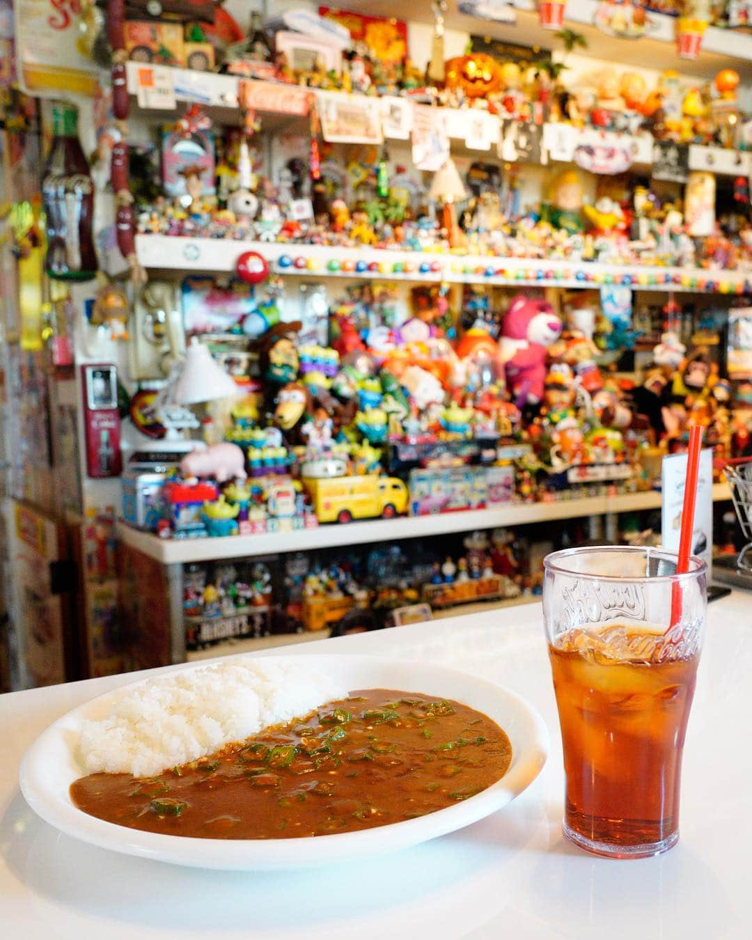 平塚市さんのインスタグラム写真 - (平塚市Instagram)「* のどかな田園地帯に突如現れる レトロアメリカンなお店。 映画の世界に飛び込んだような空間で、 オクラトッピングのカレーに舌鼓。 ***************** #手をつなぎたくなる街 #hiratsukagood #hiratsuka#平塚 #shonan#湘南 #kanagawaphotoclub #peppersdrivein #ペッパーズドライブイン #レトロ#ポップ #クリームソーダ飲みたガール のお店 #アメリカンダイナー #ドライブイン #オールディーズ #田園地帯#平塚グルメ #hiratsukafood #充実した休日 #週末の過ごし方 #日々#暮らし #instagramjapan#igersjp」10月2日 16時56分 - hiratsukagood