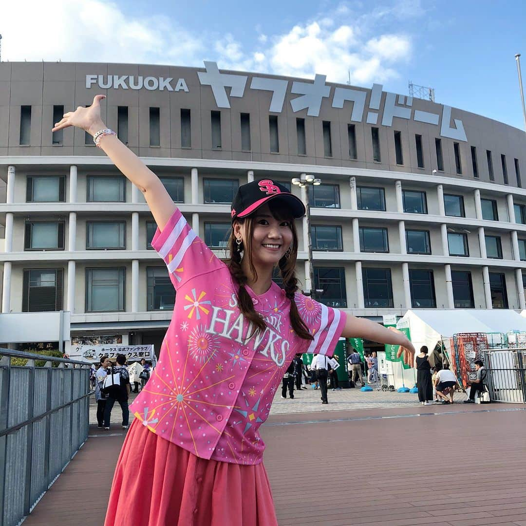 スカパー！プロ野球のインスタグラム：「. スカパー！プロ野球インスタ中の人です。 第15弾は#スカパー特派員まいまい の応援レポート①をお届けします。 . 今回はヤフオク！ドームで観戦してきました(^^)／ しっかり #タカガール ファッションで参戦しましたよ♪ . まずはグッズ売場を探索！ さっそく犬用のユニフォームが！！ペットのワンちゃんとお揃いもできちゃいますね～♪うちのもち吉くんにも着せてあげたいな～(*´`) #ハリーホーク デザインのキャップもめずらしくて可愛い♡ #鷹の祭典 限定ユニフォームのテディべアもいました✨ . ヤフオクドームのゲート周りにはホークスに関連した展示物が並んでいるのでぐるっと一周するのも楽しいですよ♪ なんと王監督と握手もできちゃいます(ﾟoﾟ) 今年は球団創設80周年を記念して歴代のヘルメットのモニュメントも登場！懐かしいダイエー時代のヘルメットで記念撮影(^^) ソフトバンクと言えば、、あの大きな『お父さん』も発見！！ . . . . #プロ野球 #baseball #スカパープロ野球インスタ中の人 #スカパープロ野球インスタ特派員 #野球女子 #野球好きな人と繋がりたい #スカッピー #もっと野球観戦の楽しさを知ってもらいたい #福岡ソフトバンクホークス #福岡ソフトバンク #ソフトバンクホークス #HAWKS #softbankhawks #ヤフオクドーム #野球観戦 #野球観戦楽しい」