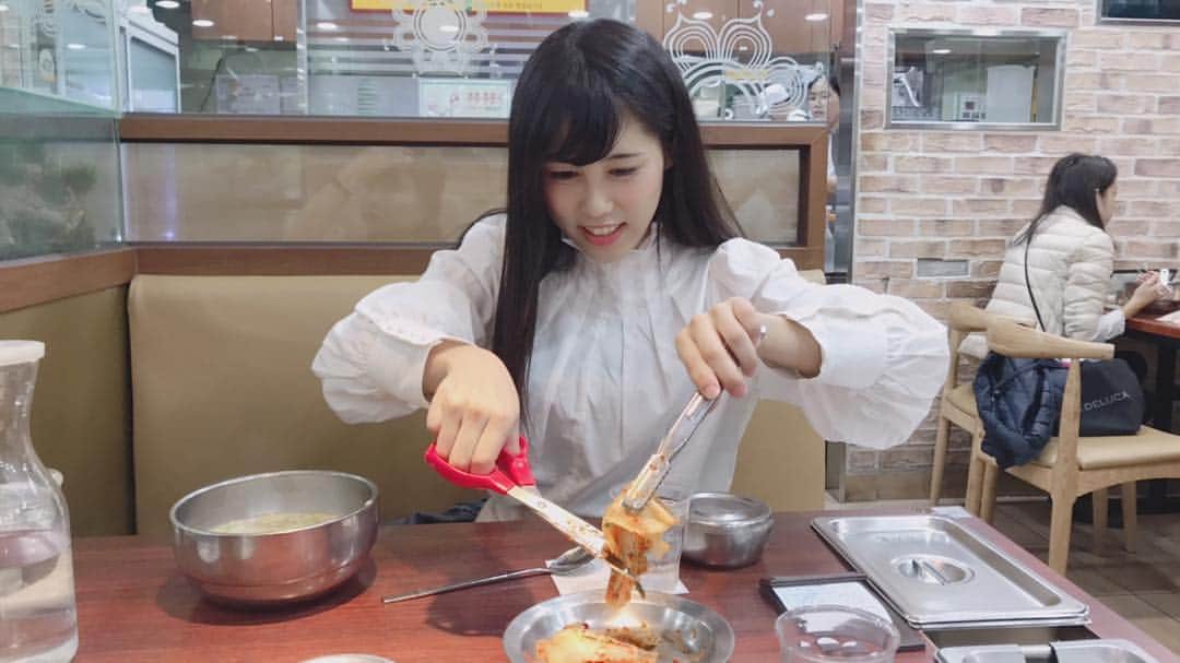 小倉可愛のインスタグラム：「・ 9/29〜10/1 韓国旅行行ってきたよ〜〜！！ ・ ・ 朝到着して、初の韓国ご飯はソルロンタン！！ ・ ・ キムチは沢山あるケースの中から自分でカットして食べるよ〜〜 ・ ・ #韓国旅行 #韓国 #韓国料理 #コリアングルメ #ソルロンタン #キムチ #女子旅 #二人旅」