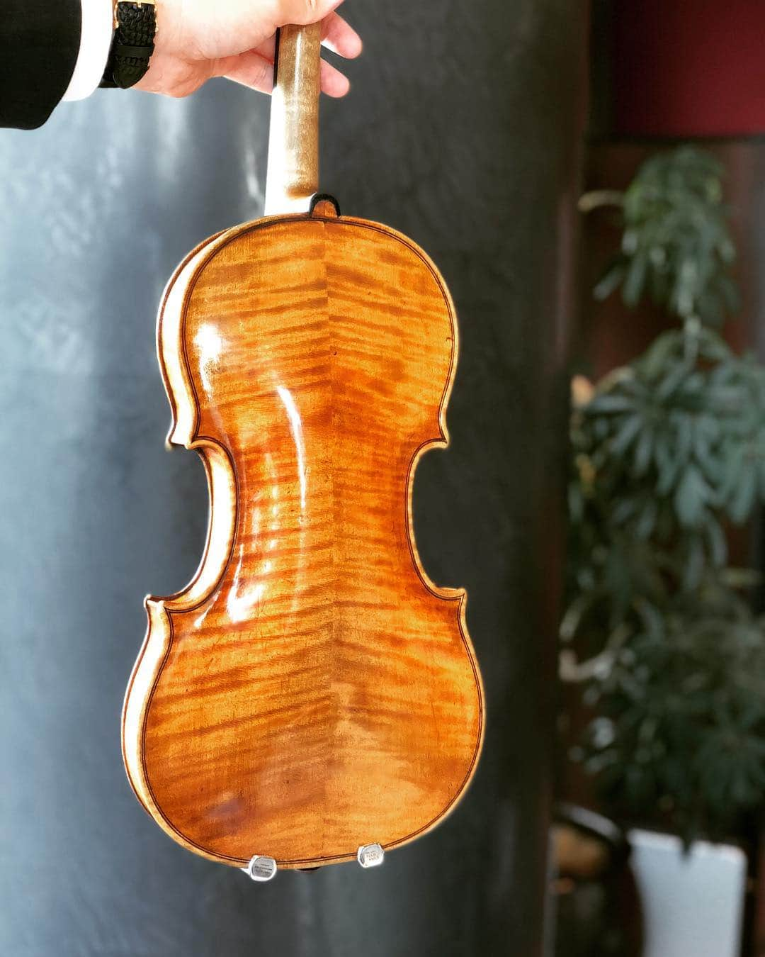 前澤友作さんのインスタグラム写真 - (前澤友作Instagram)「I purchased Stradivari 1717 Violin “Hamma”. Like Basquiat painting, I would like to make it travel around the world to send its strong and delicate sound to children in every region and country it visits under cooperation from local musicians.  #stradivarius #stradivari  Sorry for my terrible first violin playing... --- ‪1717年製のストラディヴァリウス「Hamma（ハンマ）」を買いました（8月12日の投稿のType 3がそれです）。バスキアと同じように、世界中を旅させ、現地音楽家の協力のもと、その地域や国々の子供たちの耳にその力強くも繊細な奇跡の音色を届けたいと思います。  #ストラディバリウス  初めてのヴァイオリン演奏に挑戦してみました笑。」10月2日 17時23分 - yusaku2020