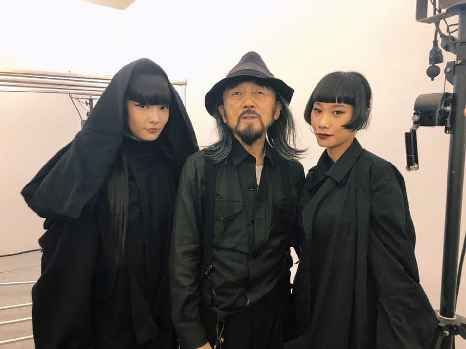 秋元梢さんのインスタグラム写真 - (秋元梢Instagram)「After @yohjiyamamotoofficial show⚫️ ショーの後にヨウジさんとユリアと🥀 #yohjiyamamoto #pfw」10月2日 17時24分 - akimoto_kozue