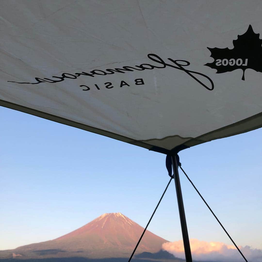 キャンプ バーベキュー アウトドア LOGOS ロゴスさんのインスタグラム写真 - (キャンプ バーベキュー アウトドア LOGOS ロゴスInstagram)「.. なんと素敵な2ショットでしょう… そろそろ富士山も雪化粧を始めて 日本にもまた秋冬がやってきそうですね❄️ どっちゃん .. #富士山 #ロゴスグラマラス #LOGOS #ロゴス #ロゴサー #バーベキュー #アウトドア #BBQ #ファミリーキャンプ #キャンプ用品 #キャンプギア #キャンプ初心者 #캠프 #camping #野营 #キャンプ」10月2日 17時41分 - logos_enjoy_outing
