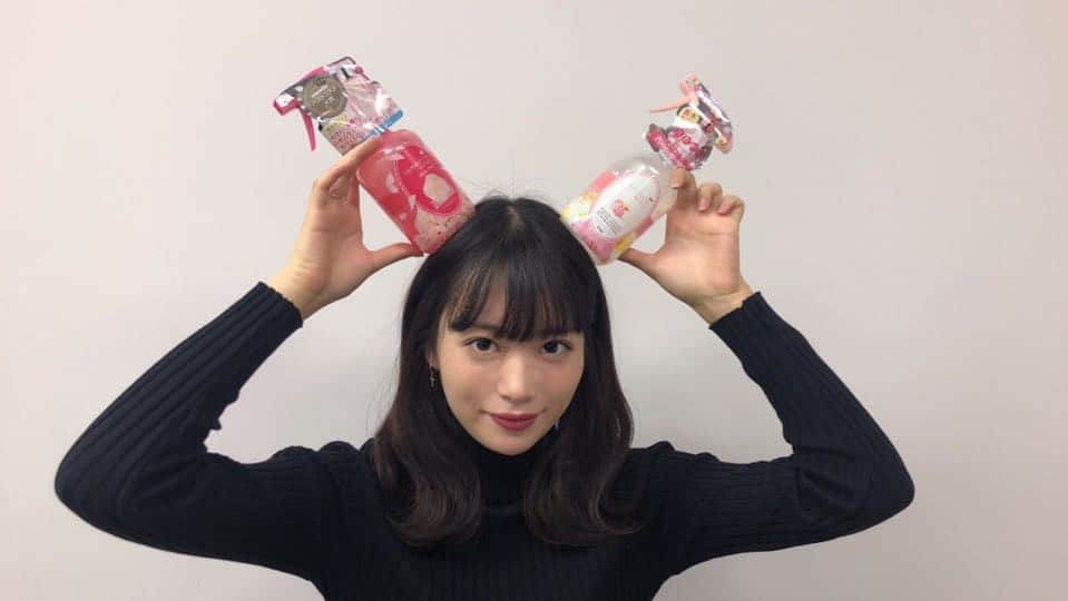 樋口綾奈さんのインスタグラム写真 - (樋口綾奈Instagram)「10月になりましたね🍁 これからの季節乾燥するのでハンドクリームたくさん使いたいと思います✨ミストも使うのが楽しみ☺️ 投票よろしくお願いします！ . #サムライウーマン #サムライウーマンホワイトローズ #サムライウーマンブルージャスミン #ハンドクリーム #ファブリックミスト」10月2日 18時42分 - a03___23y
