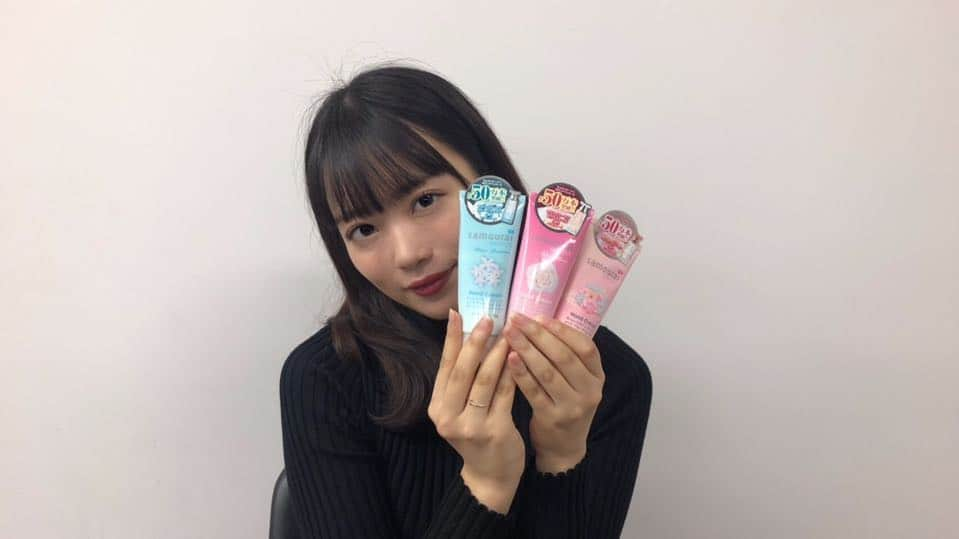 樋口綾奈のインスタグラム：「10月になりましたね🍁 これからの季節乾燥するのでハンドクリームたくさん使いたいと思います✨ミストも使うのが楽しみ☺️ 投票よろしくお願いします！ . #サムライウーマン #サムライウーマンホワイトローズ #サムライウーマンブルージャスミン #ハンドクリーム #ファブリックミスト」