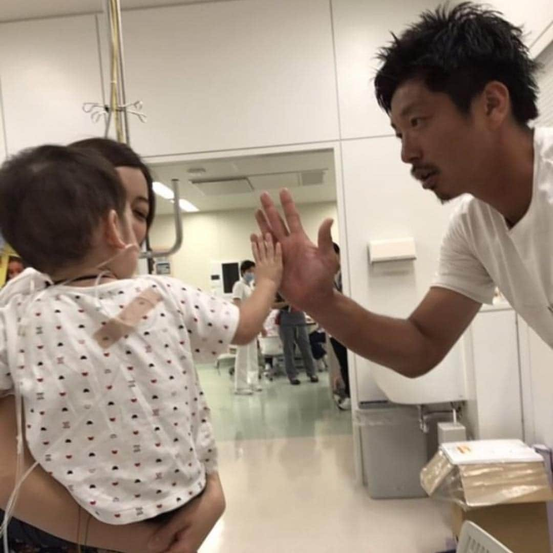 加藤順大さんのインスタグラム写真 - (加藤順大Instagram)「りく君は僕の息子の習っているサッカースクールのコーチの息子君です。 毎週りく君のお父さんにサッカーを教わっています。 本日記者会見が行われ、りく君を救う会が発足しました。 りく君を救う会が発足するまでに僕自身も、りく君のお見舞いにも行きました。 本当に大変な病気の中で精一杯生きています。 助けたいです。 僕自身もご家族と話をして街頭募金活動に参加します。 すこしでも多くの皆様にこの募金活動を知ってもらいです。  @rikukun_info からホームページに行き募金できます。 よろしくお願いします。 フォローよろしくお願いします。  #ナカマー」10月2日 19時07分 - nobuhiro1