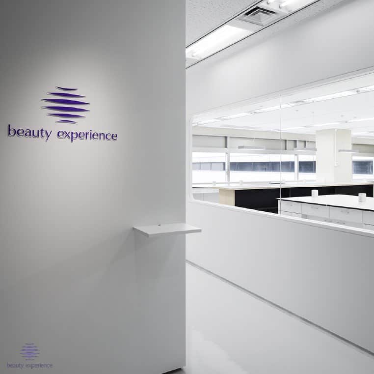 beautyexperience_jpnのインスタグラム：「. 5月に川崎市・かながわサイエンスパークに移転した「ビューティーイノベーション研究所」。. . 製品開発を通して“新しい美の体験”をお届けしてまいります。 . 詳しくはbexHPのイノベーションをチェック↓. http://www.beautyexperience.com/experience/innovation/ . #ビューティーエクスペリエンス #beautyexperience #bex #ビーエックス #サロン #美容室 #ヘアケアメーカー #東京 #用賀 #美の体験 #beauty #ビューティー #hair #ヘア #ロレッタ #スロウ #ディープレイヤー #ハニーチェ #ブルーリア #アメニモ #throw#かながわサイエンスパーク#イノベーション#ビューティーイノベーション研究所」
