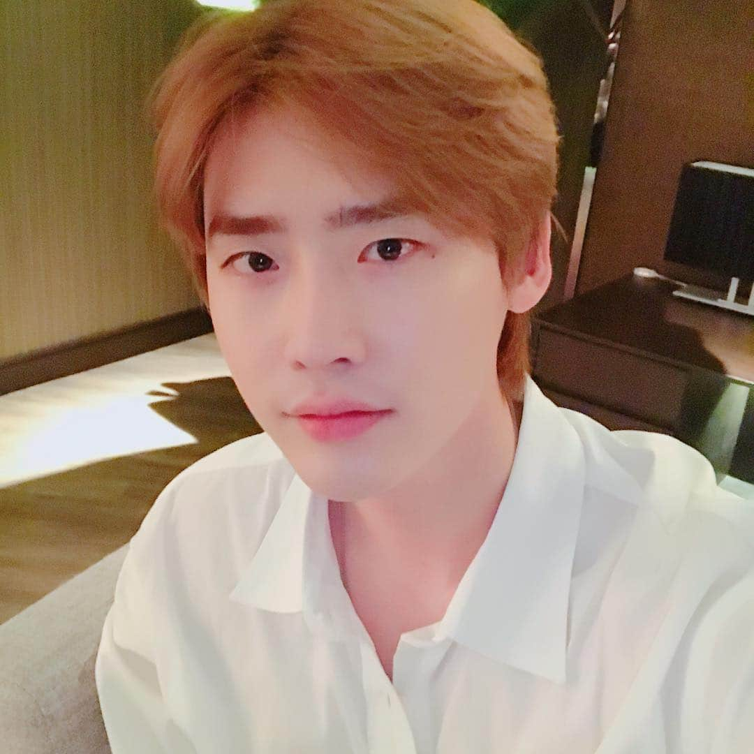 イ・ジョンソクさんのインスタグラム写真 - (イ・ジョンソクInstagram)「새로 찍은 사진이 없어..」10月2日 19時16分 - jongsuk0206