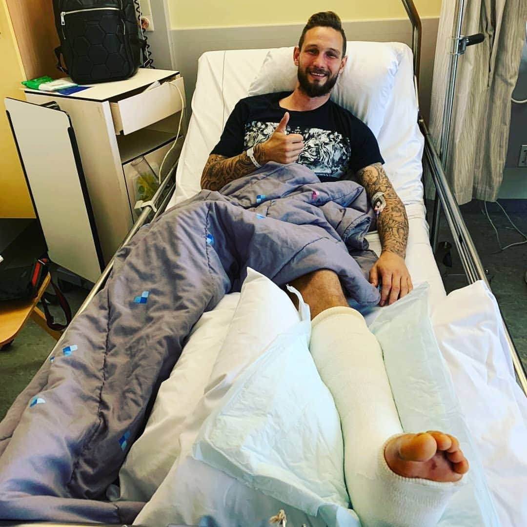 ティム・マタヴジュのインスタグラム：「Hello everybody! Thank you very much for all good wishes, but first of all I would like to thank to all the medical stuff on the De Kuip stadium and later in Rotterdam and Arnhen hospital, because you made a fantastic job. I want to tell everybody that the surgery went well, so thank you again for all support... I will come back stronger 💪 With love Tim 💛🖤」