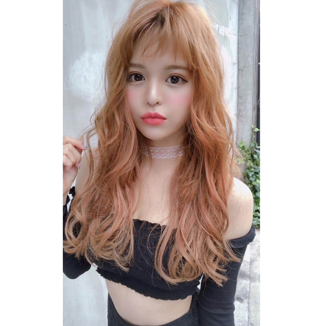 のインスタグラム：「ななぴロング継続中〜😽💕﻿ ﻿ ﻿ エクステは渋谷のアンククロスでつけました！﻿ いつもありがとう〜！！！👼🏻﻿ @masarusaito0 @ankhcross_frontier ﻿ ﻿ 今回はかなりたくさんつけてもらった！﻿ そして指通り最高！ありがたい！﻿ #ロアエクステ﻿ ﻿ カラーは恵比寿のsalt waterで﻿ 最近ハマってるオレンジにしてもらってるよお﻿ @ryo_saltwater 🍊﻿ ﻿ 今日もこれからカラーしてもらう💓﻿ ﻿ カラーもエクステも本当にいつもお世話になっているスペシャル美容師さんなので﻿ ぜひみんなもお任せしてみてねえ〜💋﻿ ﻿ ﻿ #エクステ #シールエクステ #イメチェン #ロングヘア #サロンモデル #撮影 #サロモ #ヘアモデル #オレンジヘア #ヘアカタ #オレンジカラー #shooting #model #ゆるふわ #巻き髪 #ミックス巻き #ヘアアレンジ #カラコン #メイク #オルチャンメイク #韓国 #kpop #hyuna #kpopfashion #マットリップ #オレンジメイク #サロン撮影 #チョーカー #ビジョビ」
