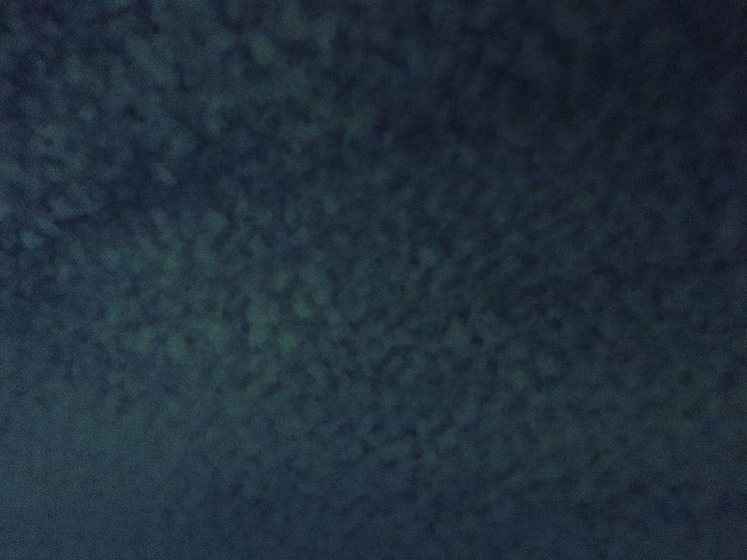 月に吠える。さんのインスタグラム写真 - (月に吠える。Instagram)「夜のうろこ雲 明日 雨か？  #夜の雲#月に吠える」10月2日 20時04分 - tsukinihoeru.6960.naoomori