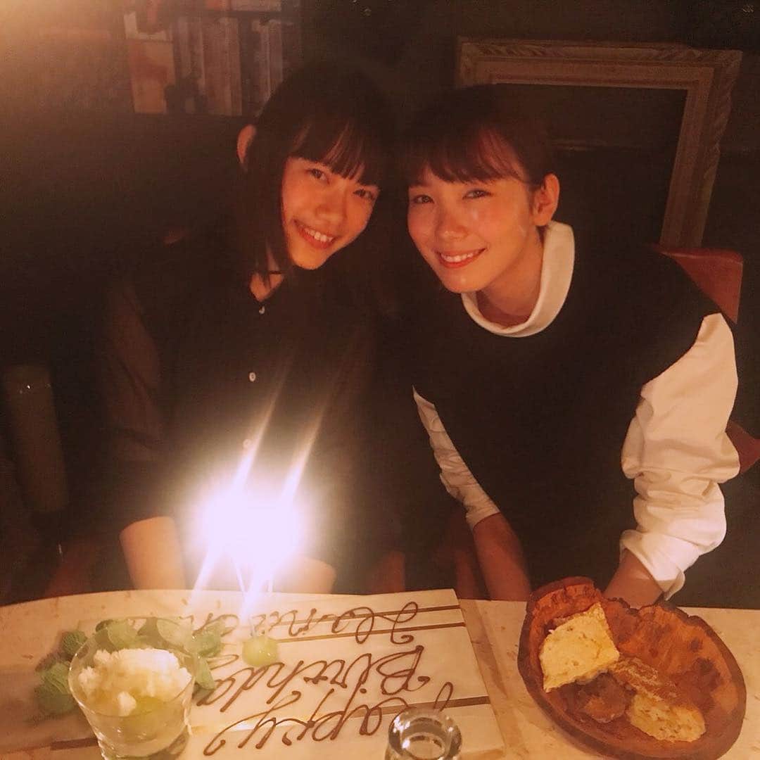 杉咲花のインスタグラム：「21歳になりました！わぁい。 誕生日の日に、初めて友達と過ごした夜。 まりえちゃんどうもありがとう、 今日を忘れないよ😌❤︎🌹 20歳、幸せな年でした。もう20歳って言えなくなっちゃうのちょっと寂しいけど、でもどんどん歳をとりたい！いっぱい楽しむぞー。お誕生日って嬉しいなぁ。まま、わたしのだいすきな人たち、そしてみんな。ありがとうありがとう。」