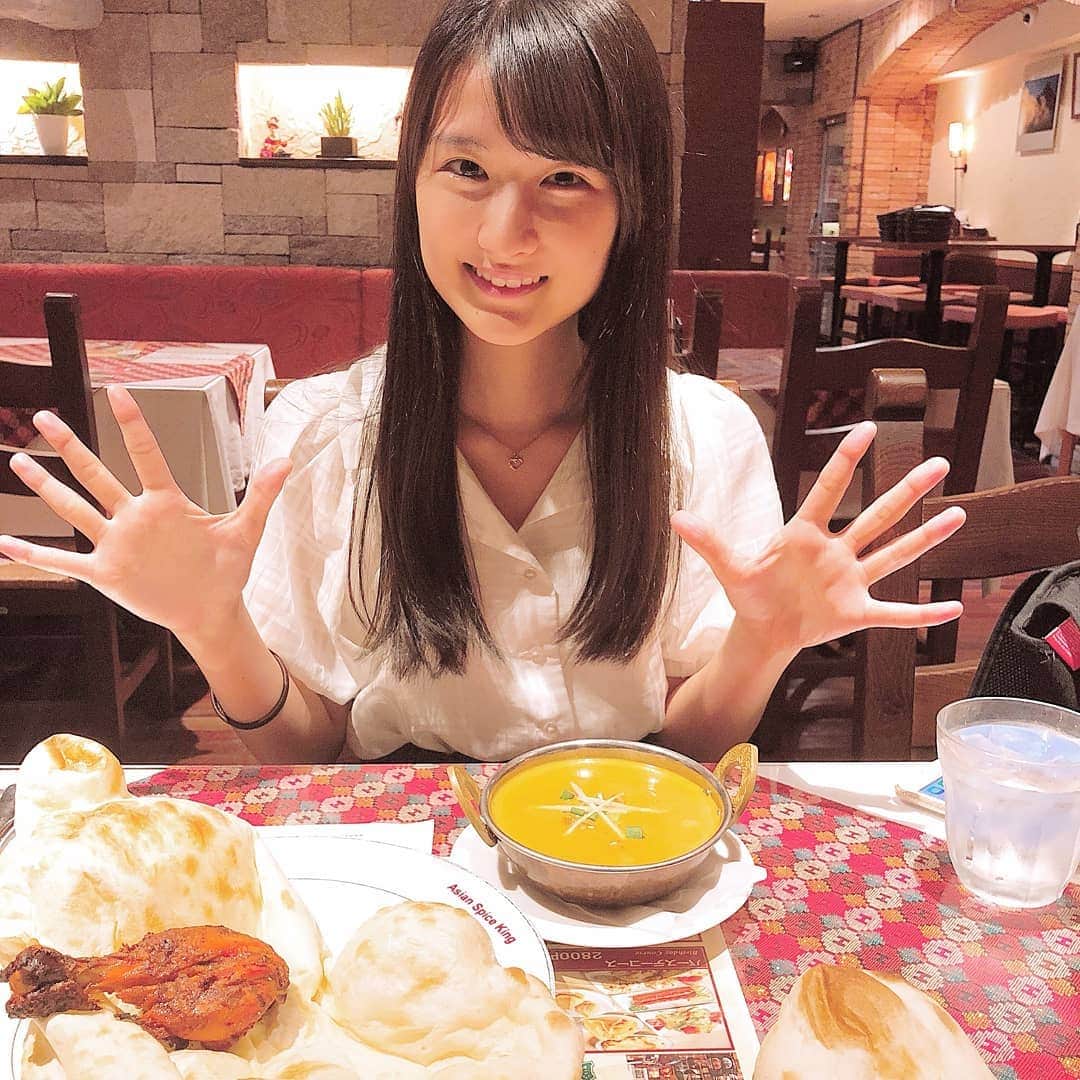中村優のインスタグラム：「ともちゃんとカレー食べにいったよ🙌🏻💕 お店で食べるナンってなんであんなに美味しいんだろう…！ . 私はシーフードカレー 🐟 ともちゃんはチキンカレー🐔 飲み物は2人ともマンゴーラッシー😋 . . たくさんおしゃべりして楽しかった！ リーフシトロンのライブも 色々話聞くと 色々面白そうな感じだよ〜！ . . 前日の夜も家でカレー食べたのに すっかり忘れてて2日連続カレーでした🍛🥄じょいまっはー！ . ともちゃんのInstagramに私の写真載ってる🙋‍♀️ @3bjr_tomoko_hazuki_official_ . #渋谷グルメ #恵比寿グルメ #代官山グルメ #カレーナン  #asianspiceking  #カレーディナー #3bjunior #3bjr #葉月智子 #中村優 #リーフシトロン #奥澤村 #スタプラ」