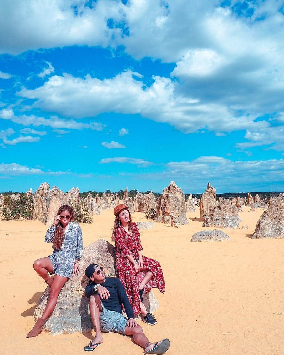 羽石杏奈さんのインスタグラム写真 - (羽石杏奈Instagram)「ずっと来たかったピナクルズにて🔅🔆🔅違う星にきたみたいで、神秘的な場所だった🌝💫 今日はロードトリップの途中の街、カルバリーに泊まってます🚙 #最後みんなでかっこつけた写真笑 . photo in #Australia #westernaustralia #westcoast #pinnaclesnationalpark #pinnaclesdesert #nature #naturelovers #stones #naturephotography #round #roadtrip #day3 #sisters #perth #kalbarri」10月2日 21時46分 - hawaiianna913