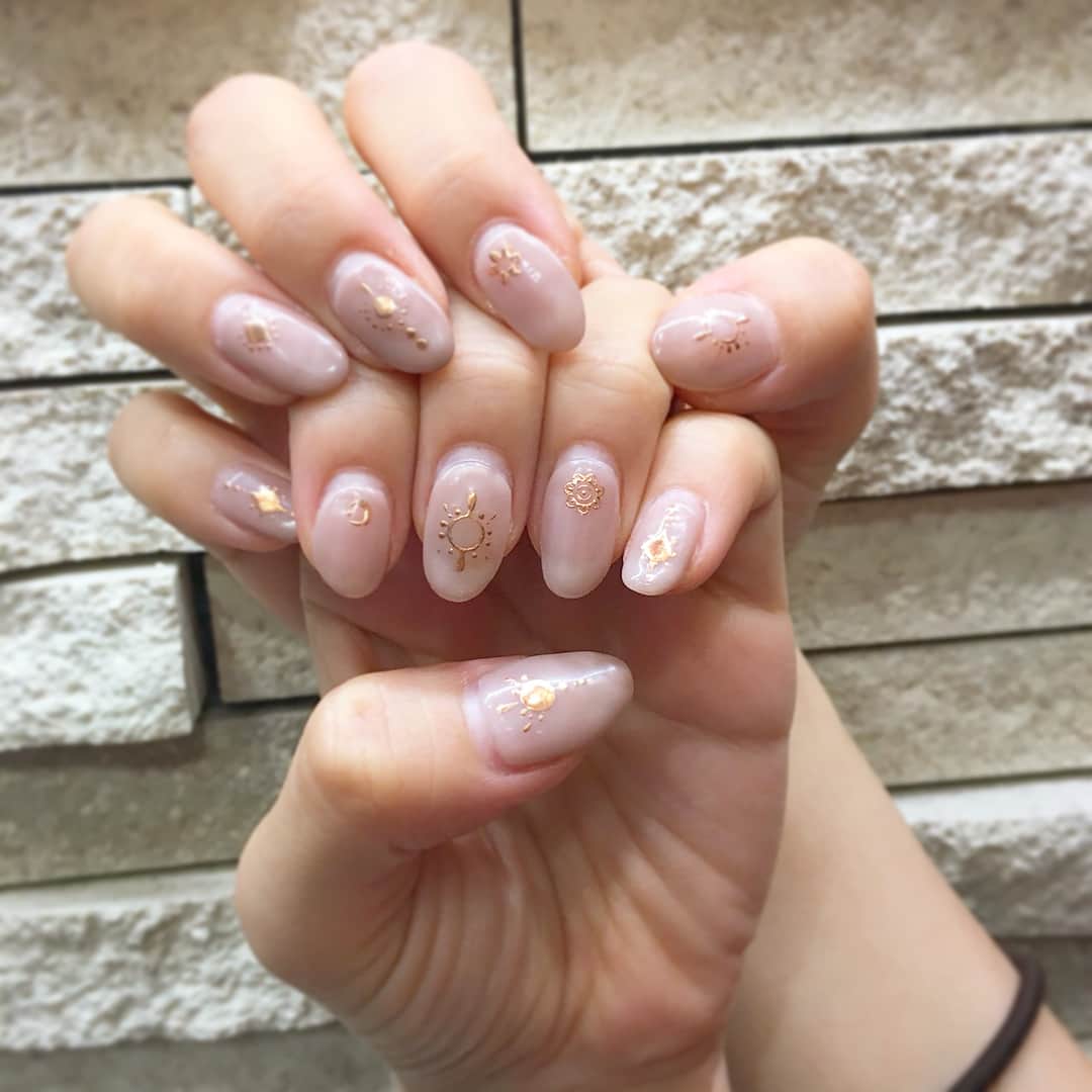 木浪しほのインスタグラム：「💅💜💅💜💅 、 秋の始めは落ち着いた感じに😌 、 クリア感のあるスモーキーピンク二度塗りに銅っぽいネイルシールでシンプル！ 派手なのも好きだけど、こーゆーのも好き！！ 、 今はもう違うネイルだし、最近サボりがち🙄 、 #きなネイル#セルフネイル#セルフネイラー#秋ネイル#スモーキーピンクネイル #スモーキーピンク#シンプルネイル #オフィスネイル#」
