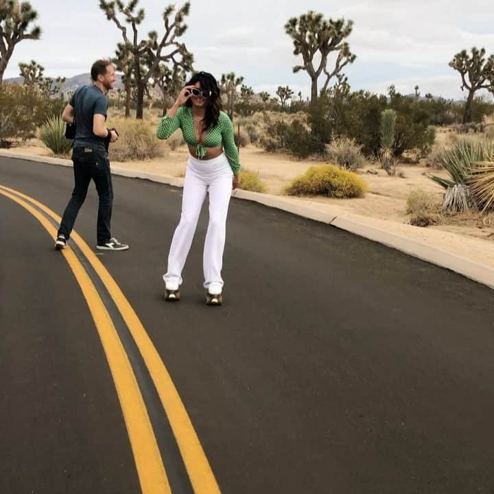 キラ・サントーロのインスタグラム：「I AM AN EXCELLENT ROLLER SKATER ILL HAVE YOU KNOW!!!! Fwm✅」