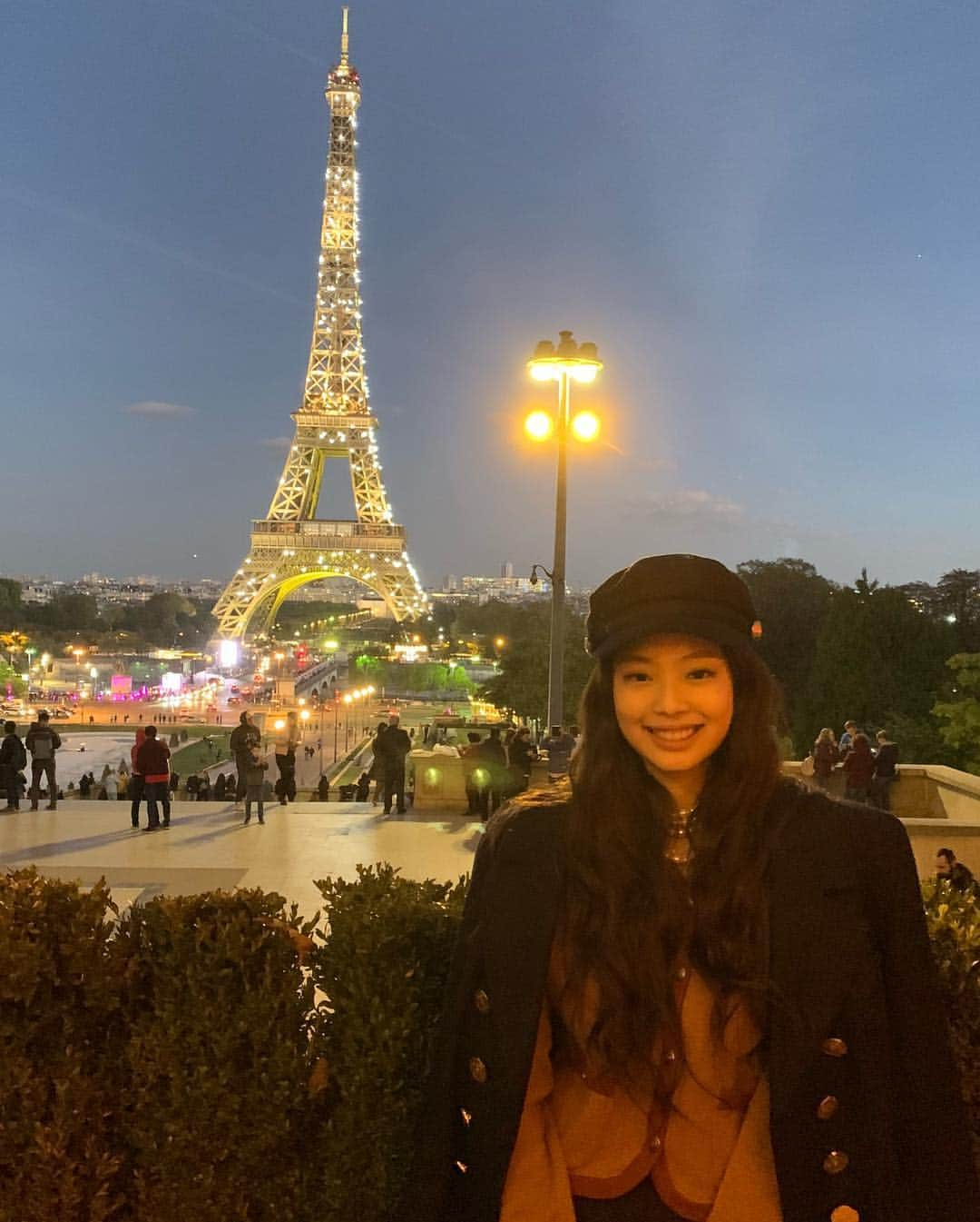 ジェニーさんのインスタグラム写真 - (ジェニーInstagram)「Had the most romantic dinner admiring the eiffel tower 🗼❣️ #happyjen」10月3日 2時38分 - jennierubyjane