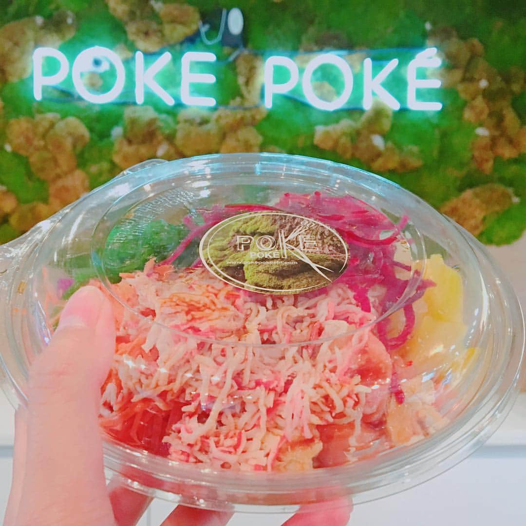 早川茉希さんのインスタグラム写真 - (早川茉希Instagram)「have a poke bowl for lunch🐟🙏🏻 気になってたポキのお店😋 ハワイアンなお店かと思いきや和食店らしく "Tsukiji Bowl"とかあった😳 ・ 好きな具材をたっぷり乗せてくれて、 ソースも選べます✨ 沢庵まであって嬉しい😆 ・ 日本食はクラスメイトにも人気🍣💕 Karinもお寿司好きだから、初めてのポキも気に入ったみたいで良かった🤗💜 ・ #pokepoke #chicago #これは海鮮丼ではなくpokeだ #ピリ辛 #美味しい #lunchtime #languagelearning #シカゴ生活 #アメリカ暮らし #まきカフェ巡りinシカゴ」10月3日 5時29分 - maki_hayakawa
