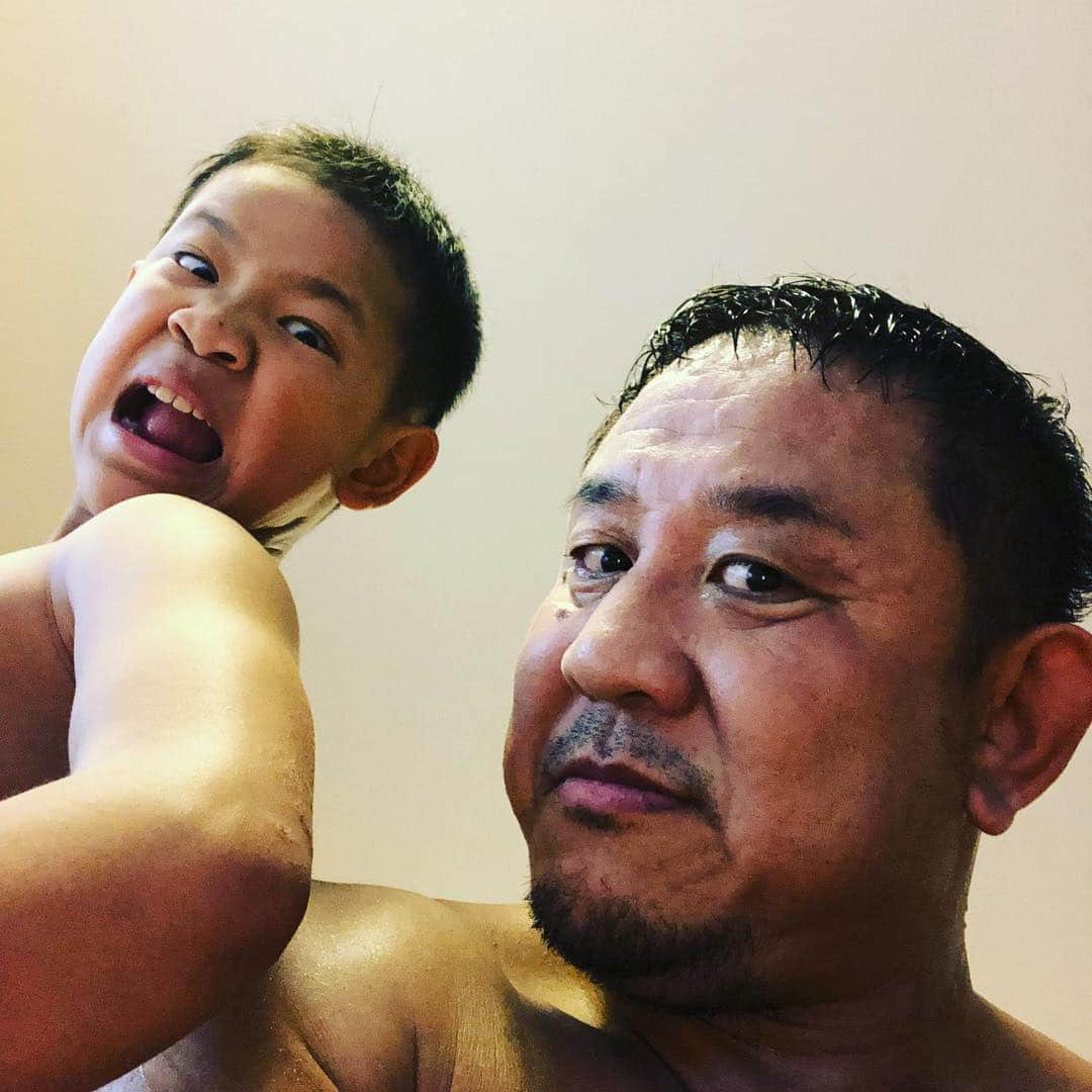 永田裕志さんのインスタグラム写真 - (永田裕志Instagram)「おはようございますゼァ。今週二度目の息子と朝練習でした。昨日身体のメンテナンスをしたらかなりのダメージが残ってました。何気にずっと体調が良くない状態でした。昨夜は酒を抜きました。本日も飲まないようにしようかな？今日も頑張りますゼァ。」10月3日 8時17分 - yuji_nagata