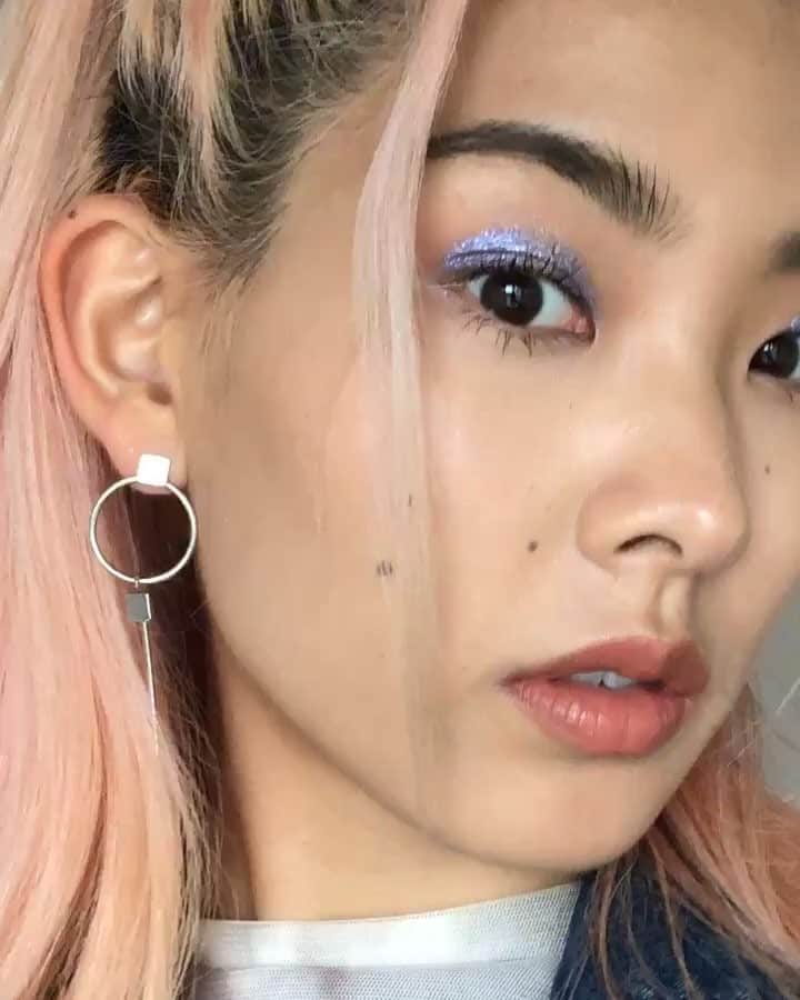 あゆみテレサのインスタグラム：「Purple kira kira 💜✨ Makeup details⤵️ @touchinsolus Metallist shadow duo on the eyes👀⭐️ @nyxcosmetics_jp Suede Matte Lip "Free Spirit" 💄💋 @fentybeauty Gloss Bomb "Fenty Glow" 👄✨」