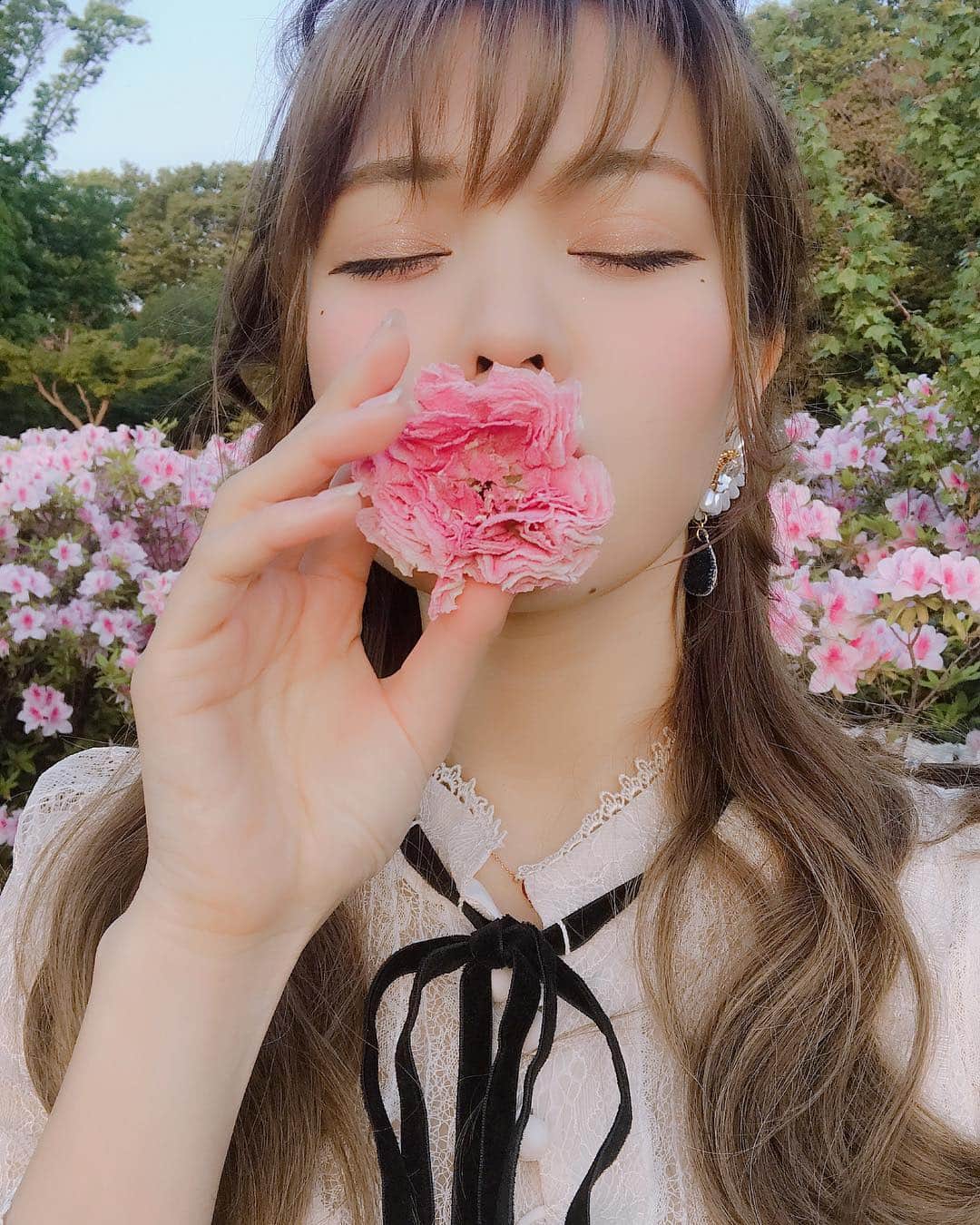 のインスタグラム：「おはよう〜〜☺️💐 今日もみんないいいちにちを👼🏻 お仕事も遊びも学校も 今は今しかないから楽しもう〜  今日もみんながだいすきやで  #なつかシリーズ #撮影」