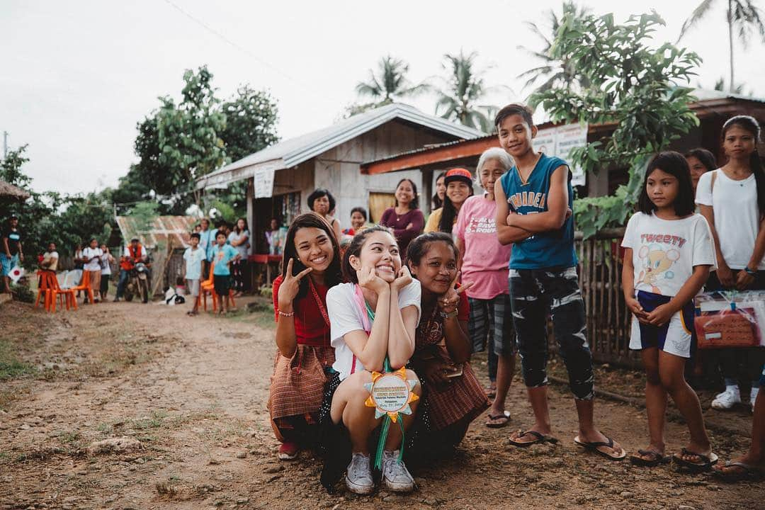 森星さんのインスタグラム写真 - (森星Instagram)「Thank you team @planinternationaljapan for letting me be a part of the BIAAG project and giving me the opportunity to experience the true richness in life and to see harmony in people❤️Here are some photos that I would like to share from my visit in Mastabe, Philippines🇵🇭 Not only was I able to explore the  beauty of nature, but the hospitality and love I received from the people there was beyond what I had imagined. Each day will continue to be a learning process but I am so thankful and happy that I got to experience it all. I cannot wait to see what the future holds! プランインターナショナルのおかげで、たくさんの本物の豊かなくらしと人々と触れ合い学ぶチャンスをいただきました♥︎今年行ったフィリピンのマスバテという地域での写真が出来上がったのでシェアします🇵🇭 夕日がすごく綺麗で、みんなが自分たちで汲みにいっている山から降りてきた水だったり学校の畑で作られたスーパーオーガニックなバナナがそれはもうおいしくって笑 不便な事はあるけれど、だからこそ本物の豊かさがそこにあるのかななんて感じたり、あらためて便利で溢れた環境で暮らせている事に気づかされるけれど、 フィリピンのマスバテだけではなく、今までプランインターナショナルと訪れた地域の今もうそこにある豊かさというか自然で純粋なものを壊さずに将来の選択肢が増えたら理想的なのかなとか💫まだまだ勉強中ですが、、、あたたかいラブとハーモニーに溢れている素敵な場所でした🌱ありがとう☆」10月3日 18時31分 - hikari