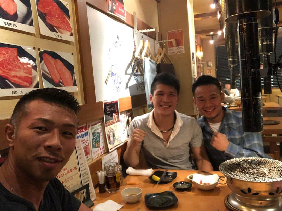 内山高志さんのインスタグラム写真 - (内山高志Instagram)「後輩と焼肉！  チャンピオンなったら奢ってもらお笑  #ボクシング #後輩 #焼肉」10月3日 18時38分 - takashikod