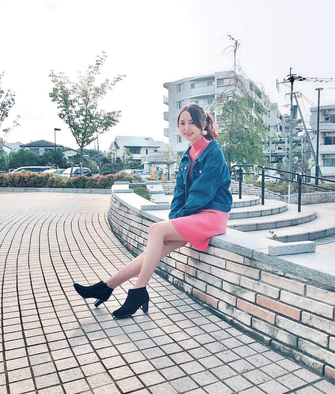 森保まどかさんのインスタグラム写真 - (森保まどかInstagram)「. 私服🌷 春みたいな服着ちゃった😄 3枚目は上着脱いだバージョン！ #私服 #秋服 #春服 #え  #ヘアアレンジ #ポニーテール  #タイトワンピース #ニットワンピ  #デニムジャケット #ショートブーツ  #snidel #niceclaup #randa」10月3日 18時47分 - madokamera_48